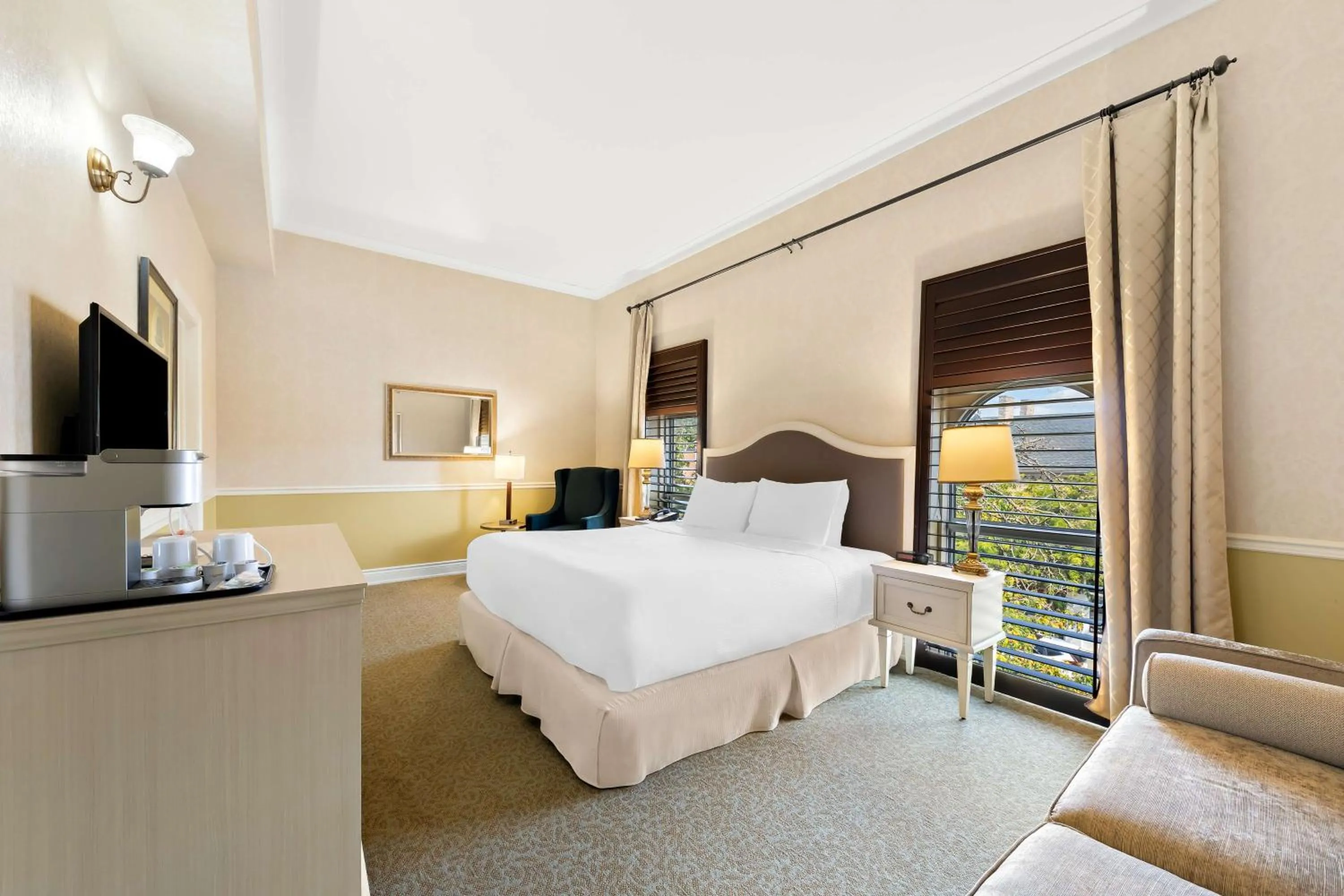 Bedroom, Bed in The Arlington Hotel - BW Signature Collection