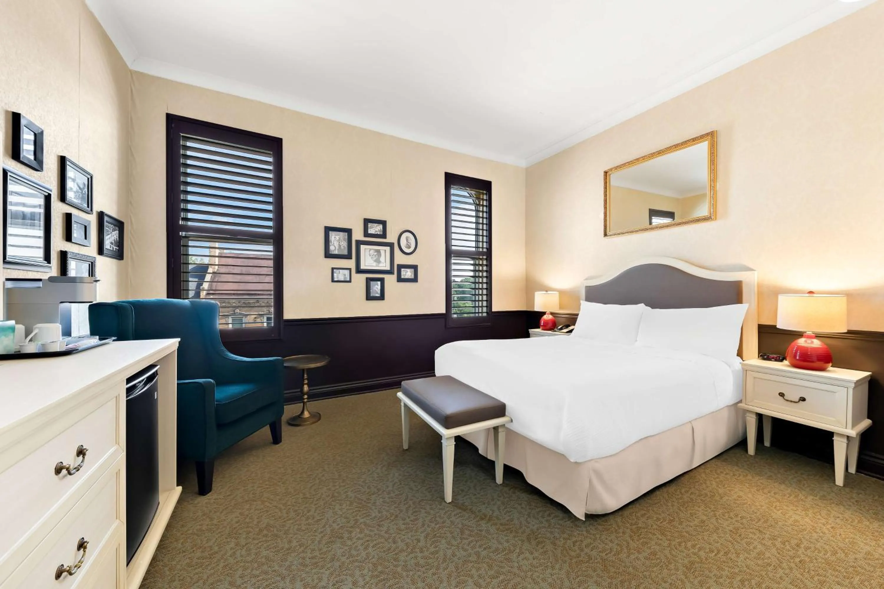 Bedroom, Bed in The Arlington Hotel - BW Signature Collection