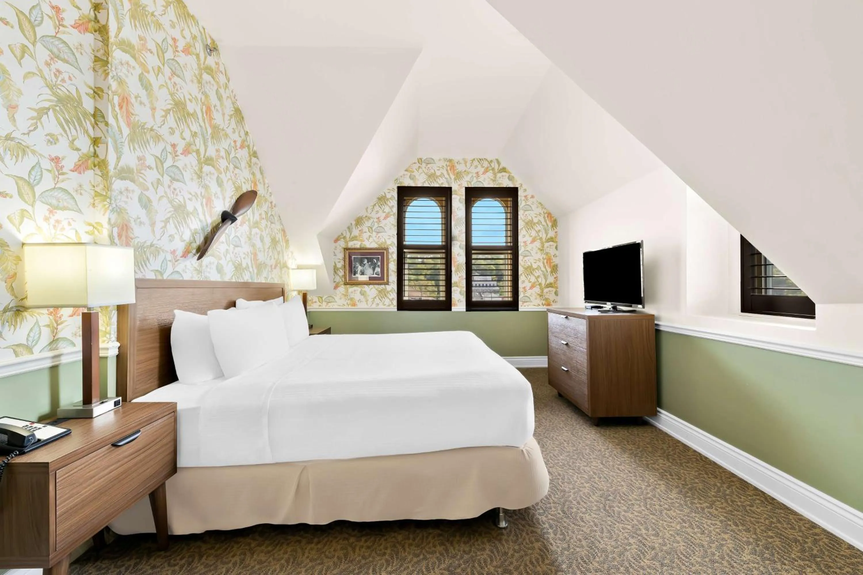 Bedroom, Bed in The Arlington Hotel - BW Signature Collection