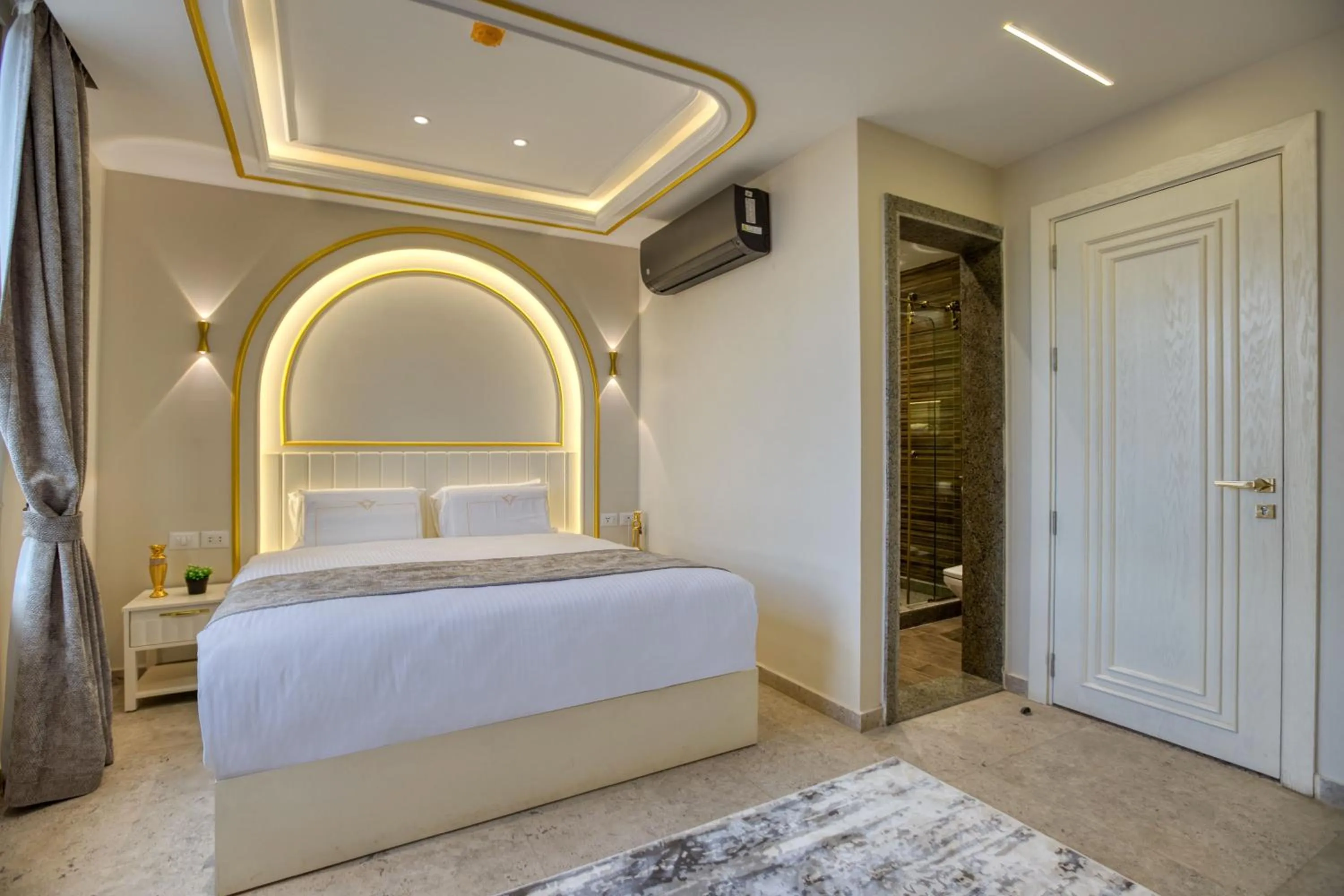 Bed in Pyramids Plateau Hotel