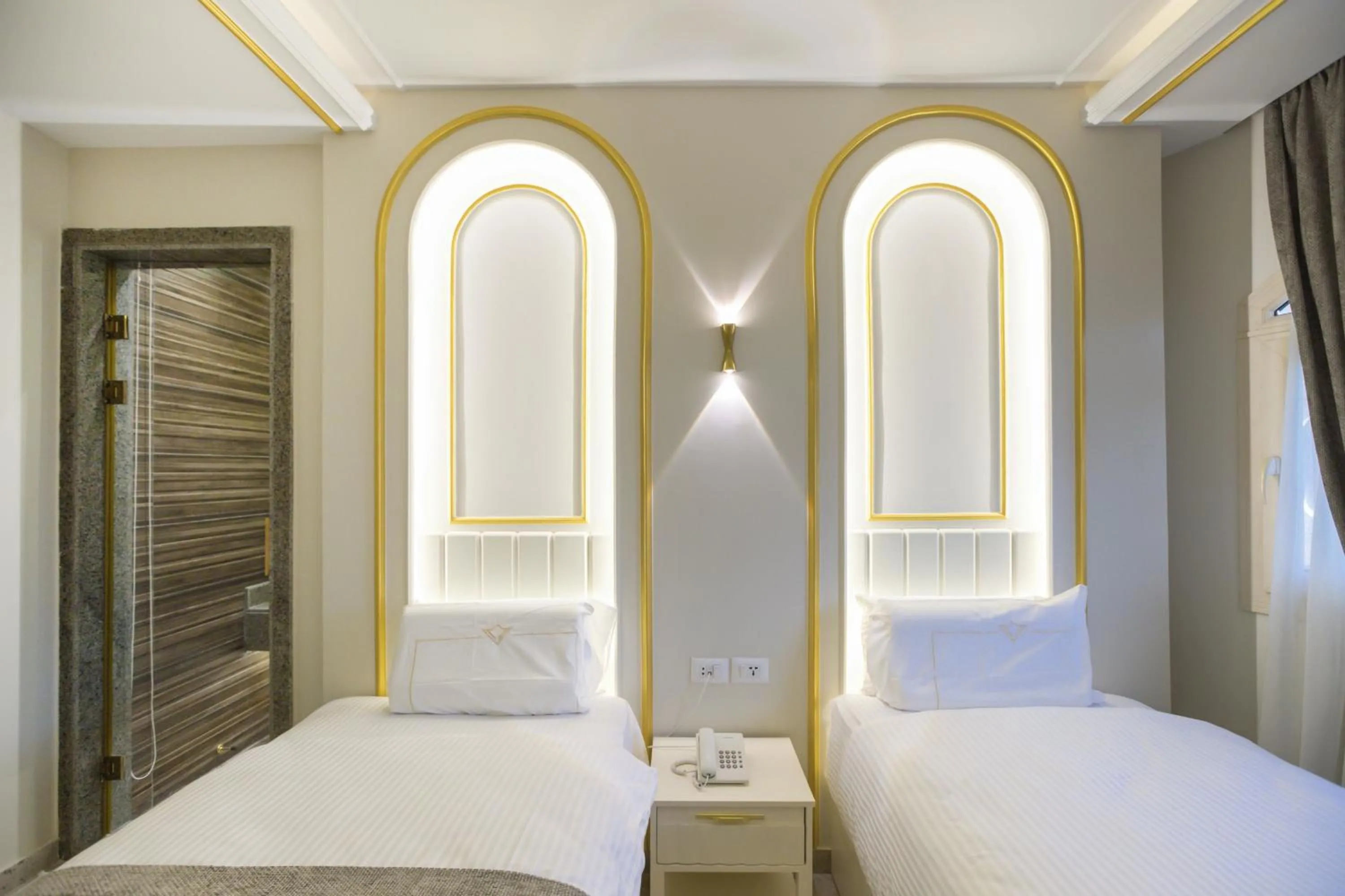 Photo of the whole room, Bed in Pyramids Plateau Hotel