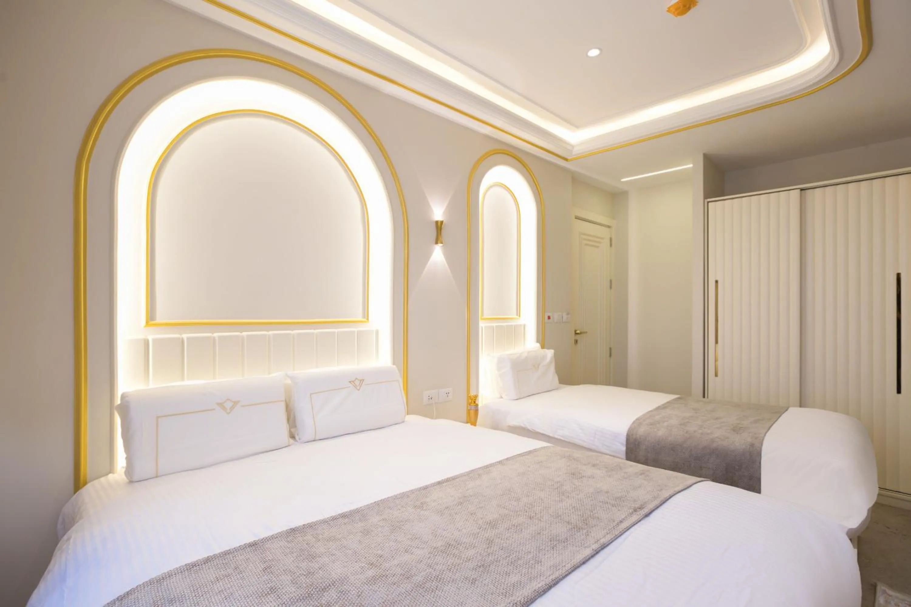 Bedroom, Bed in Pyramids Plateau Hotel