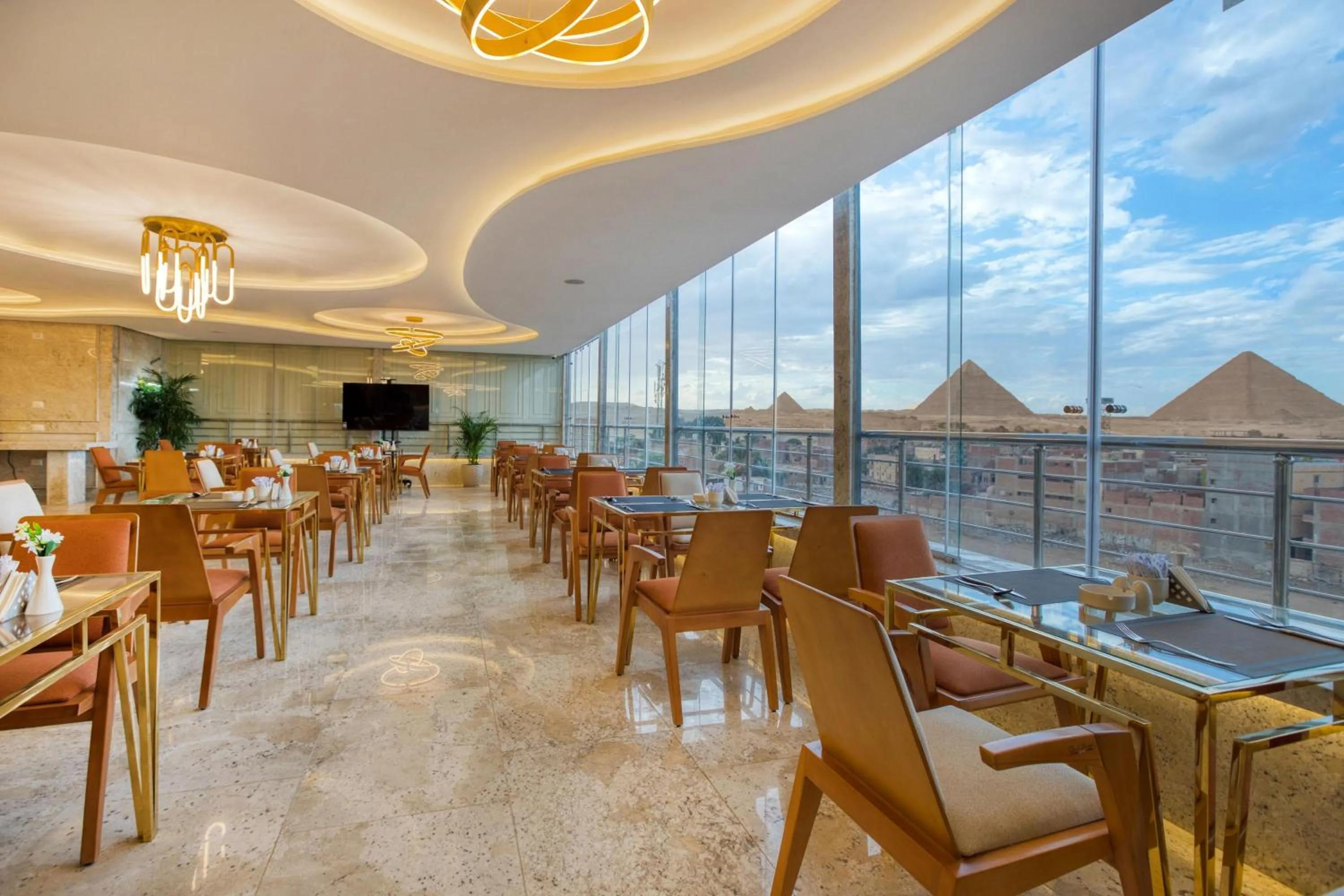 Restaurant/places to eat in Pyramids Plateau Hotel