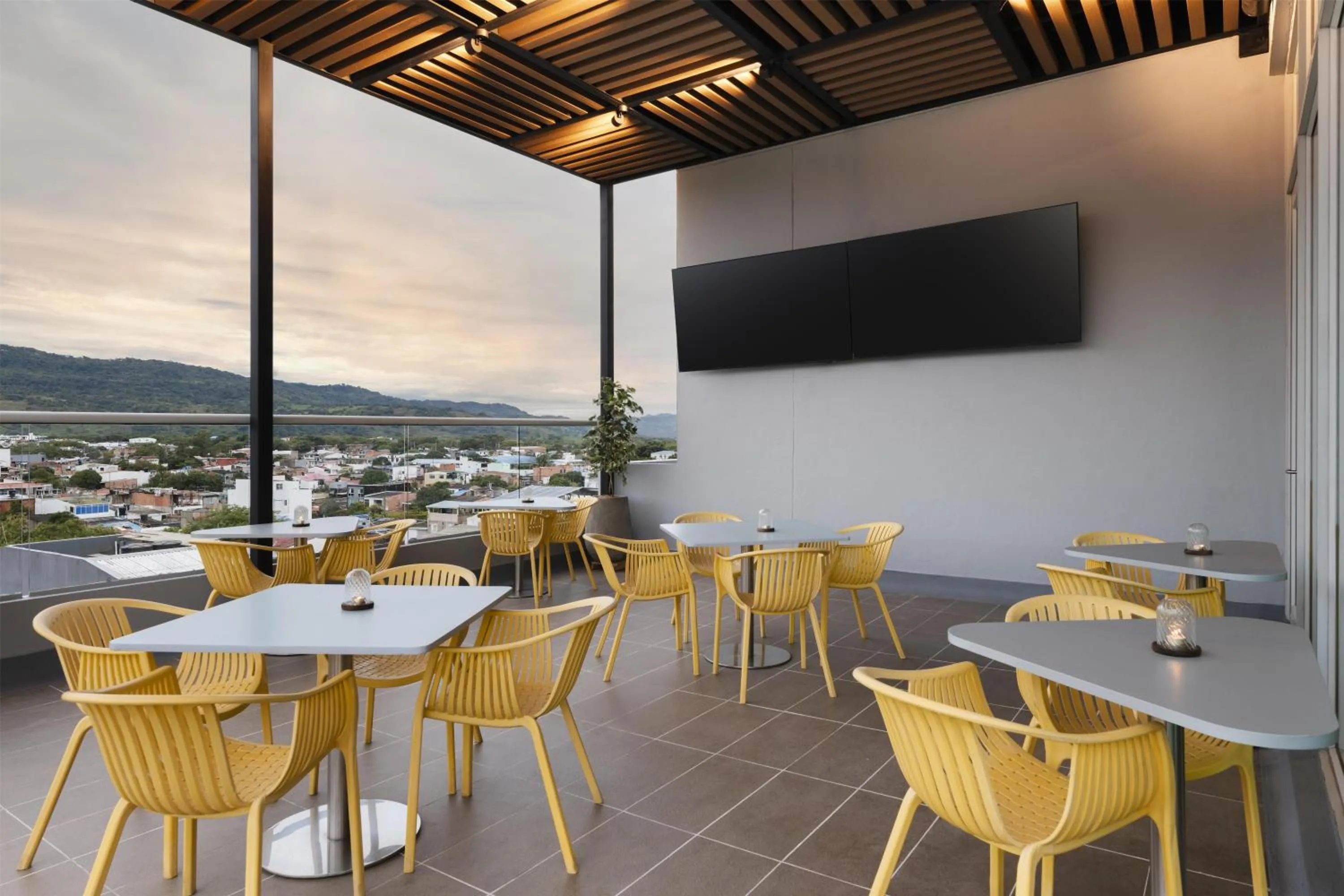 Restaurant/places to eat in Hampton By Hilton Yopal