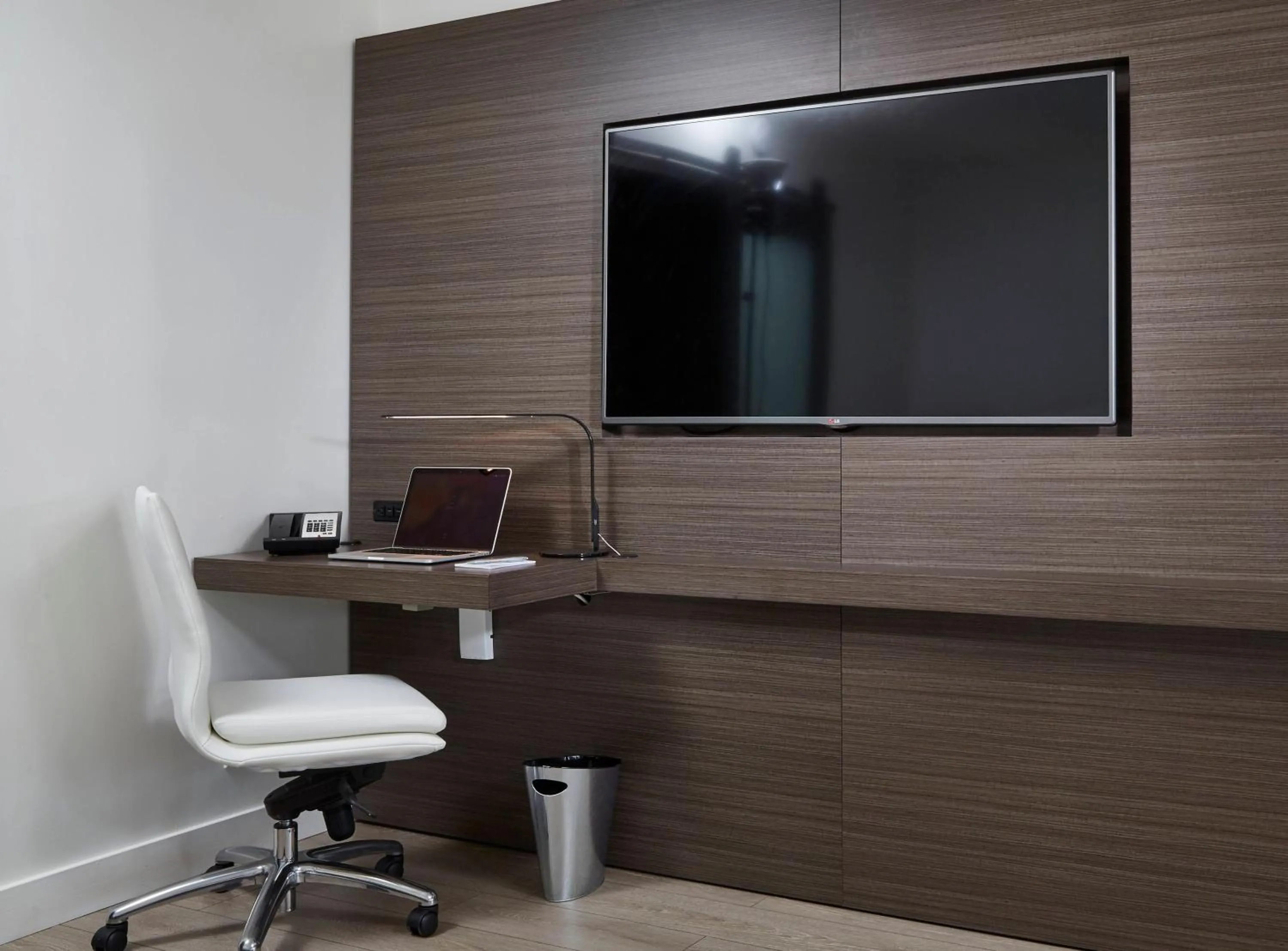 TV and multimedia in The Nest Hotel Palo Alto