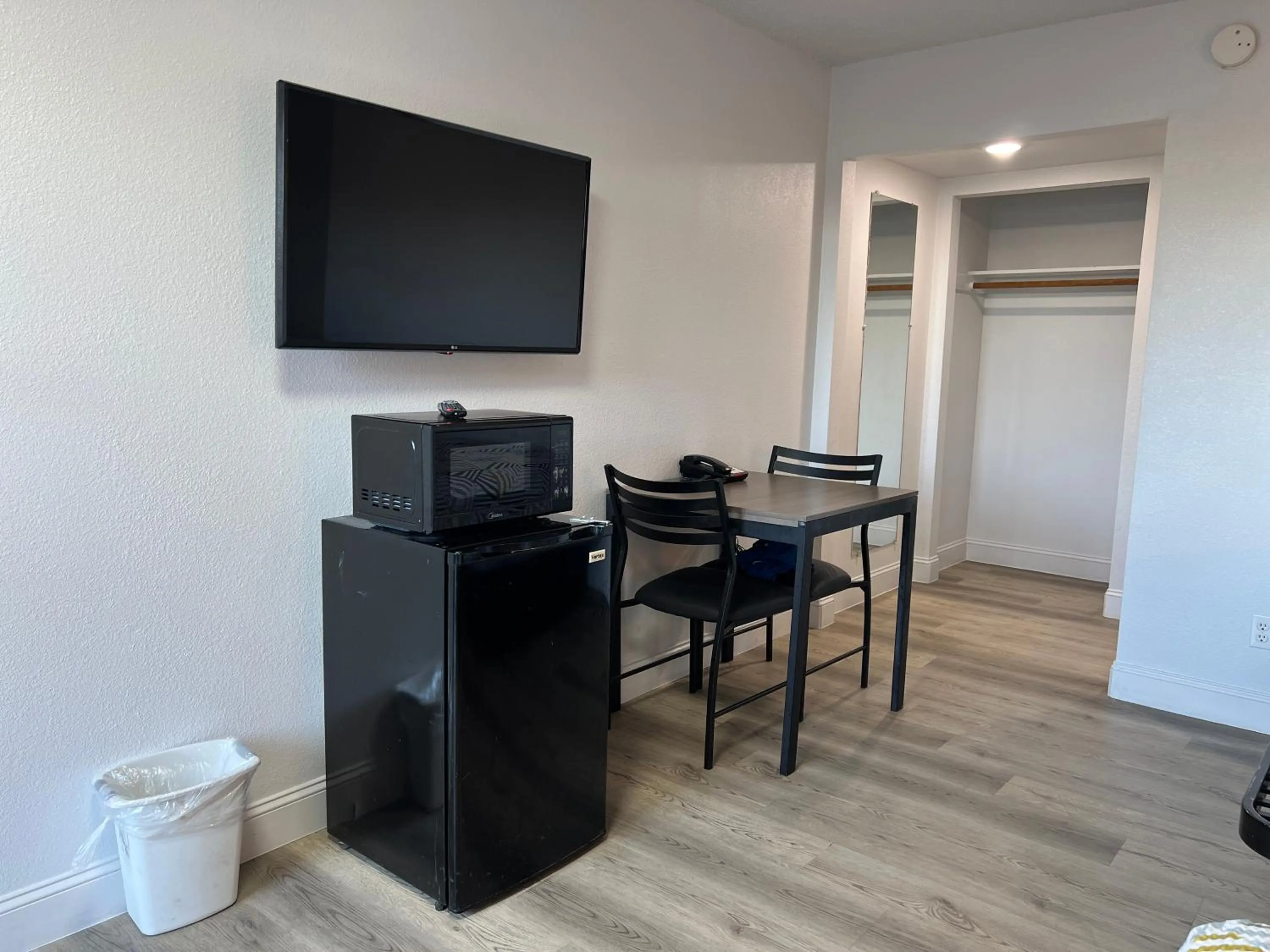 TV and multimedia in Motel 6 Selma, CA