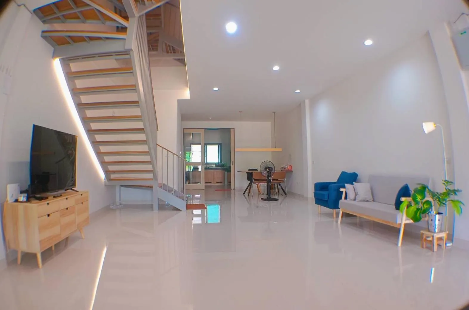 Communal lounge/ TV room in Modern House CNX