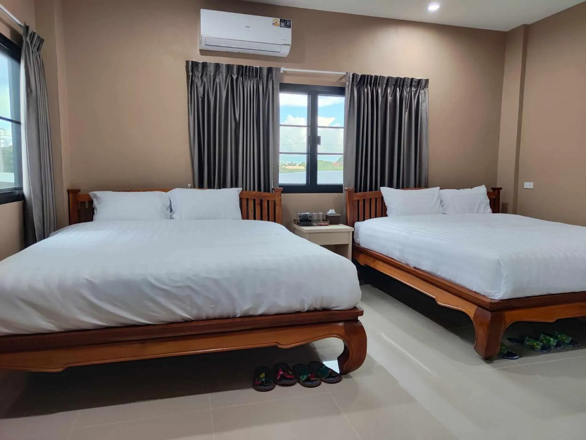 Photo of the whole room, Bed in Modern House CNX