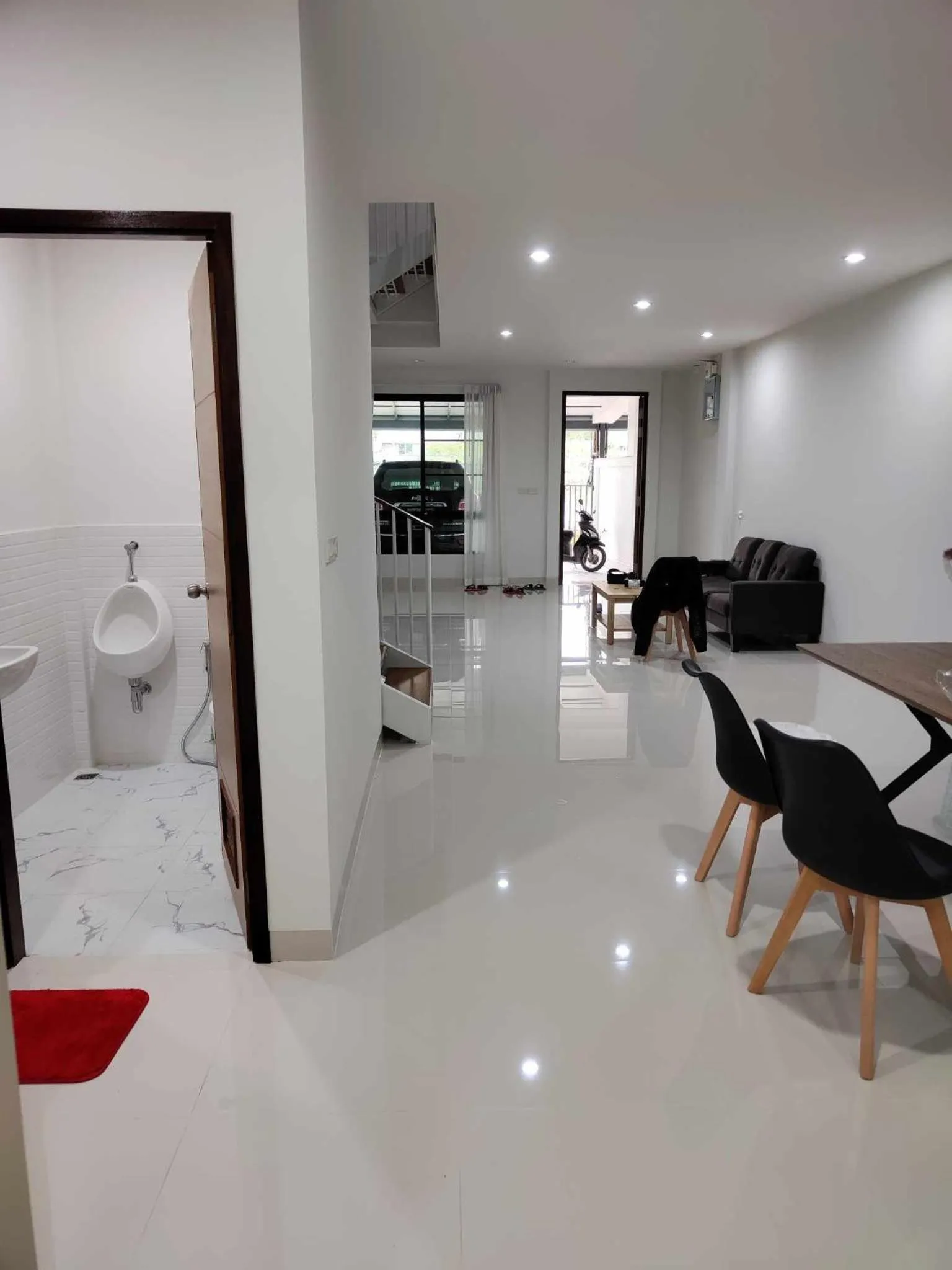 Dining area in Modern House CNX