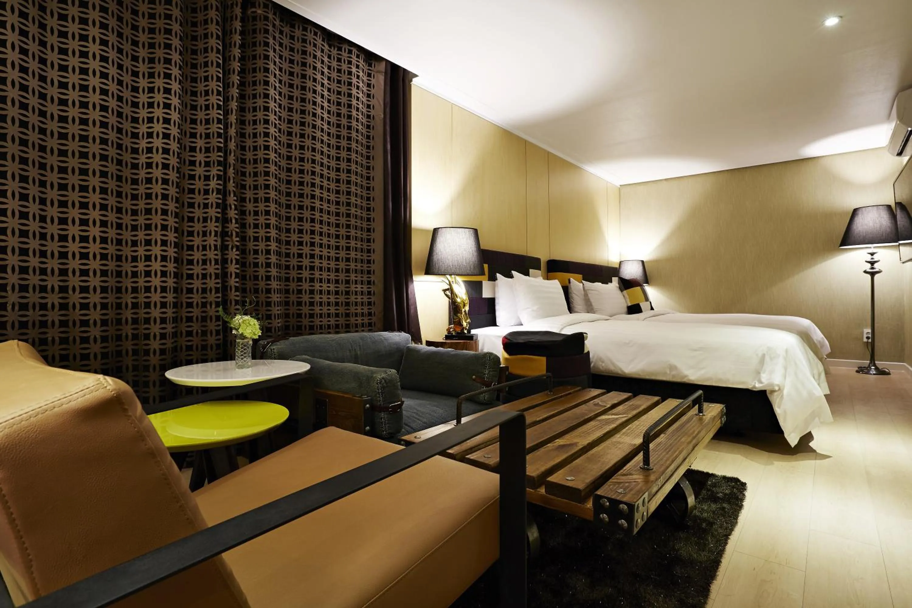 Photo of the whole room, Bed in Cheongju Namoo Hotel