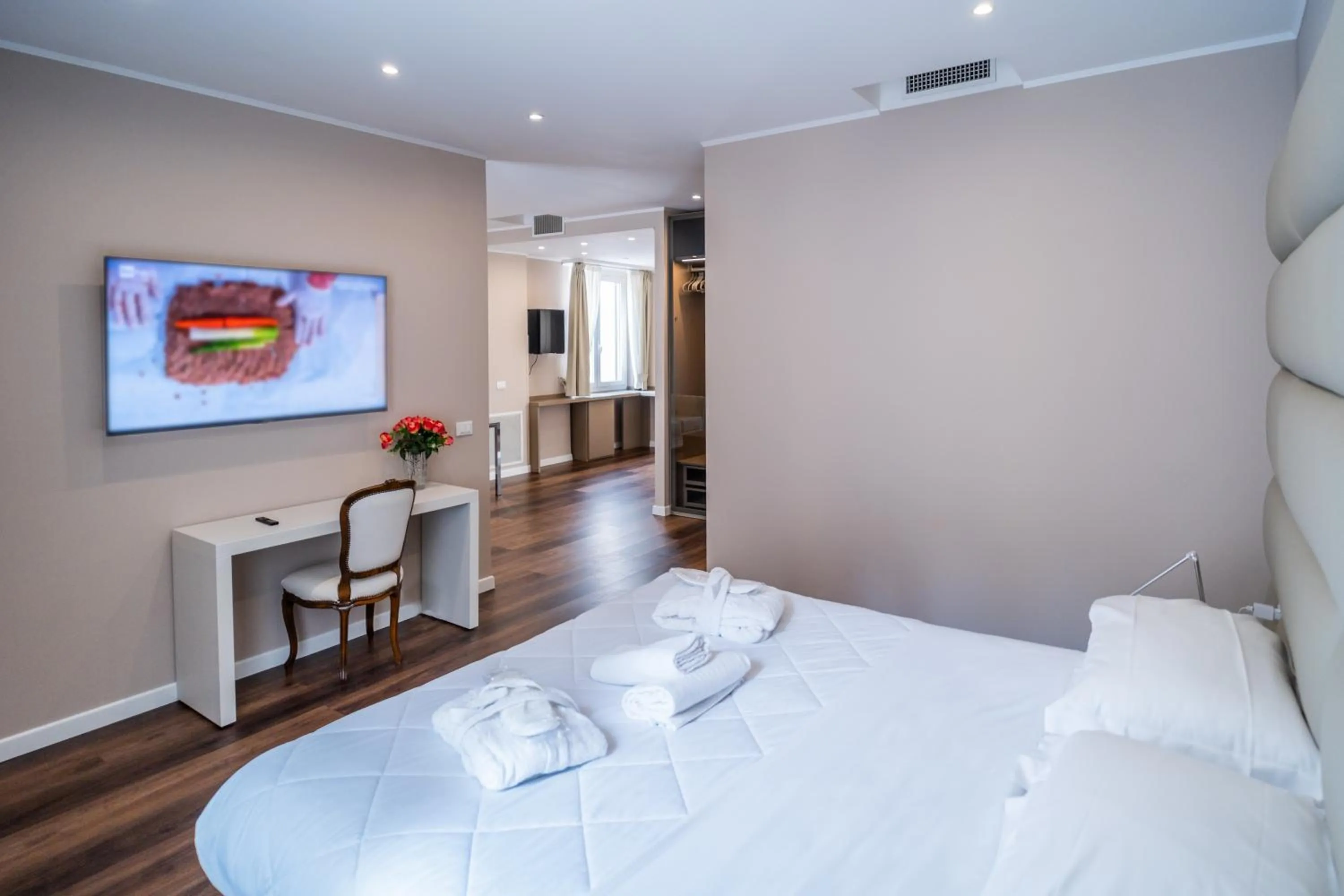 Photo of the whole room, Bed in Hotel Globo Suite-Correnti hotels