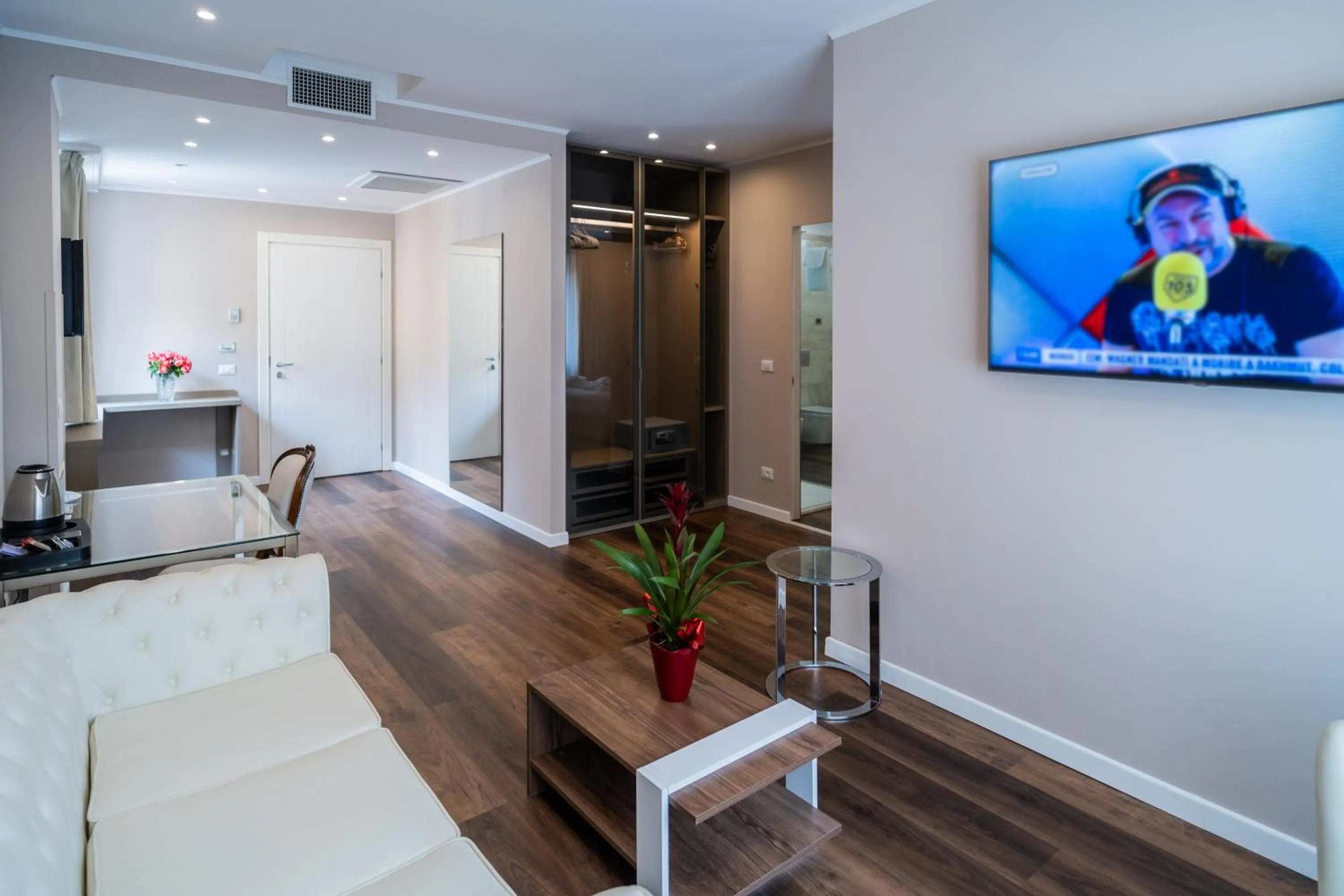 Photo of the whole room in Hotel Globo Suite-Correnti hotels