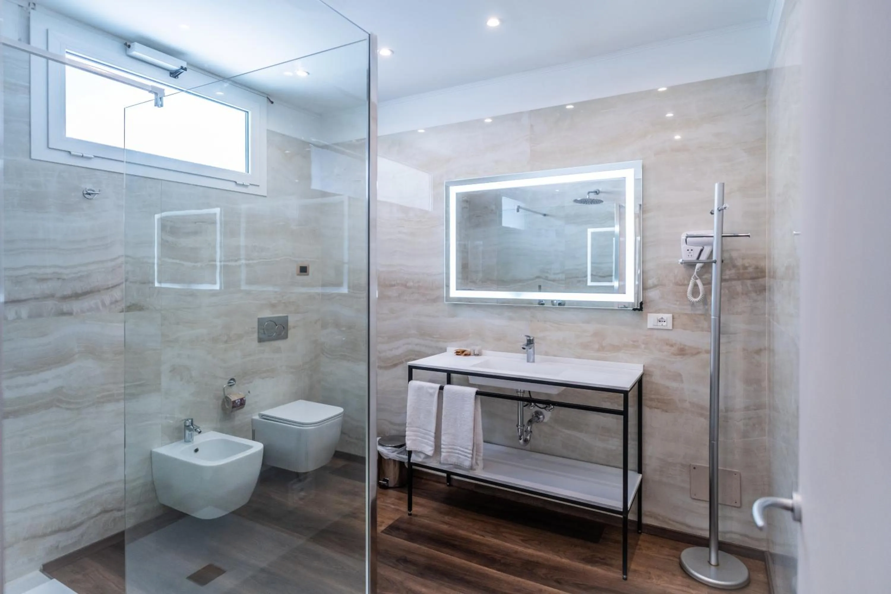 Shower in Hotel Globo Suite-Correnti hotels