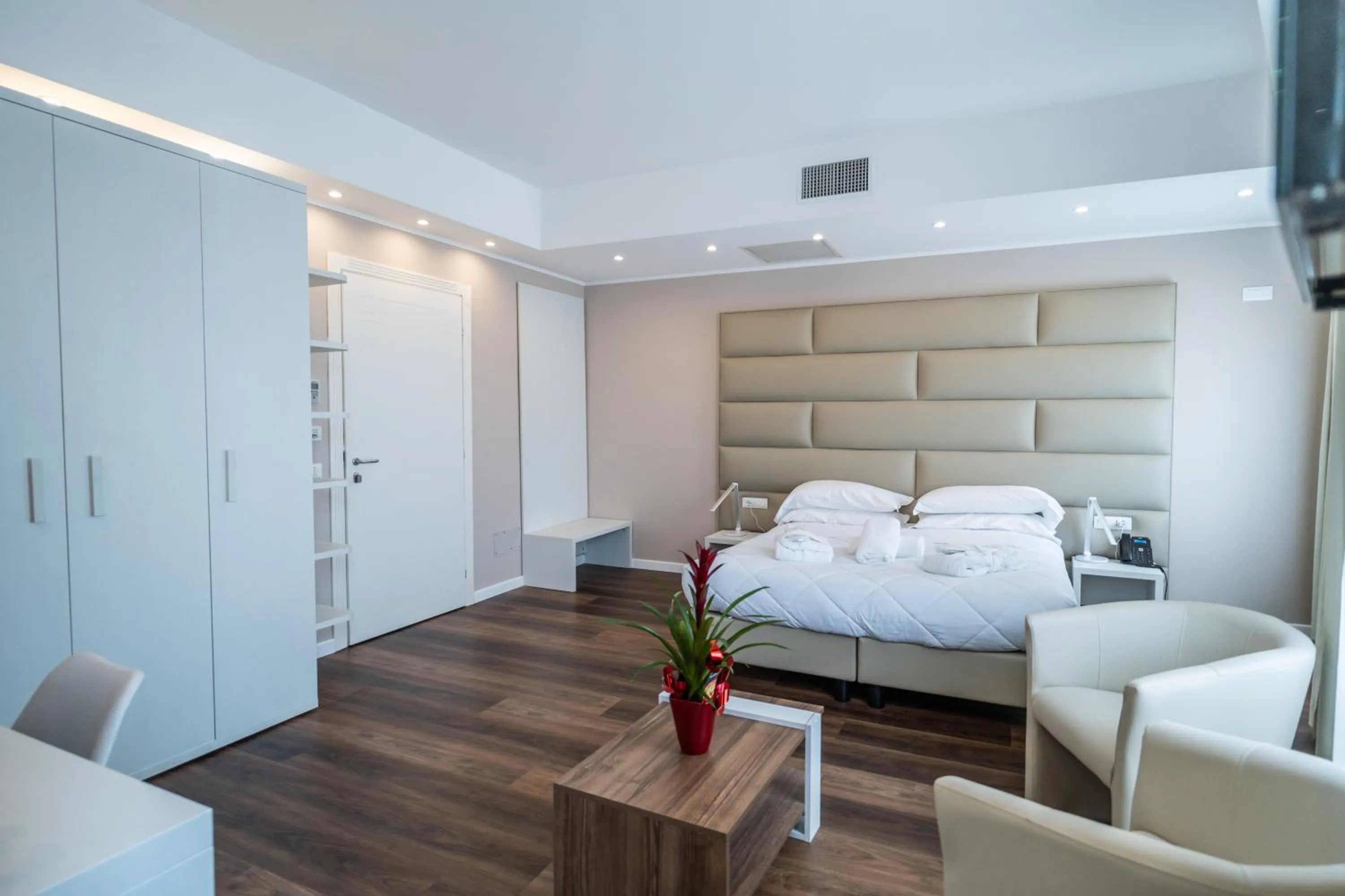 Photo of the whole room, Bed in Hotel Globo Suite-Correnti hotels