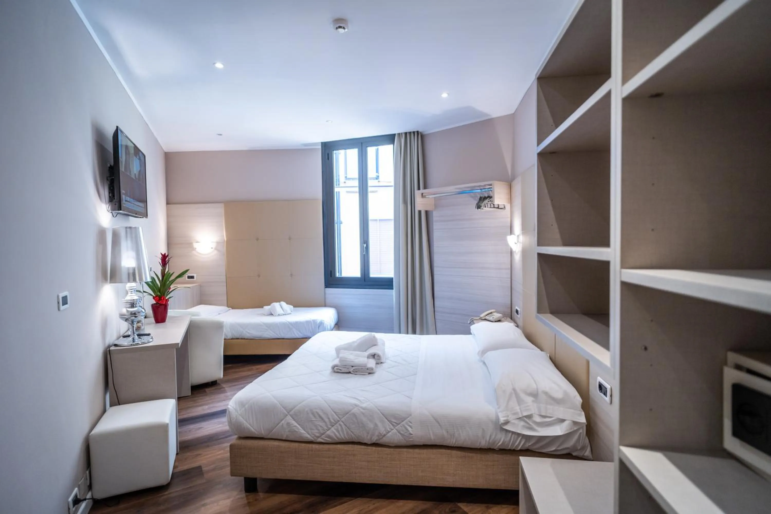 Photo of the whole room, Bed in Hotel Globo Suite-Correnti hotels