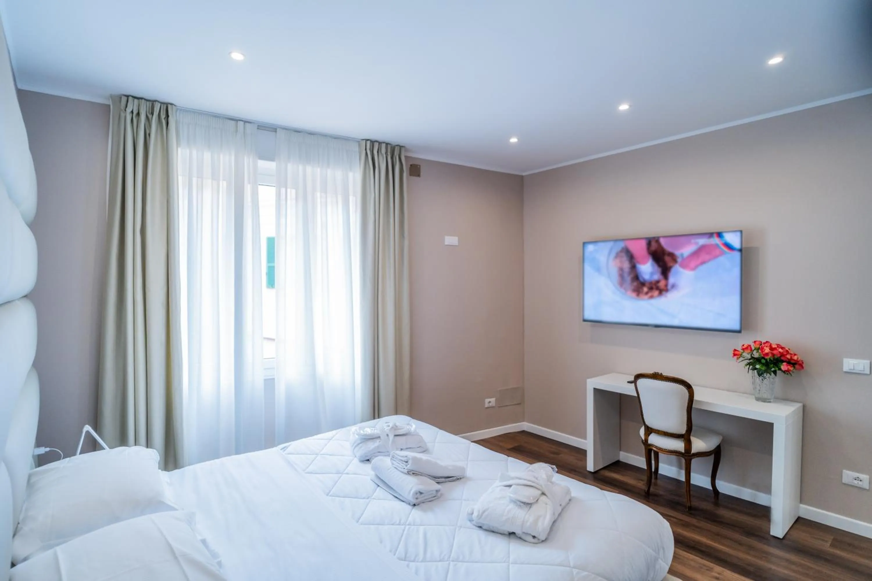 Photo of the whole room, Bed in Hotel Globo Suite-Correnti hotels