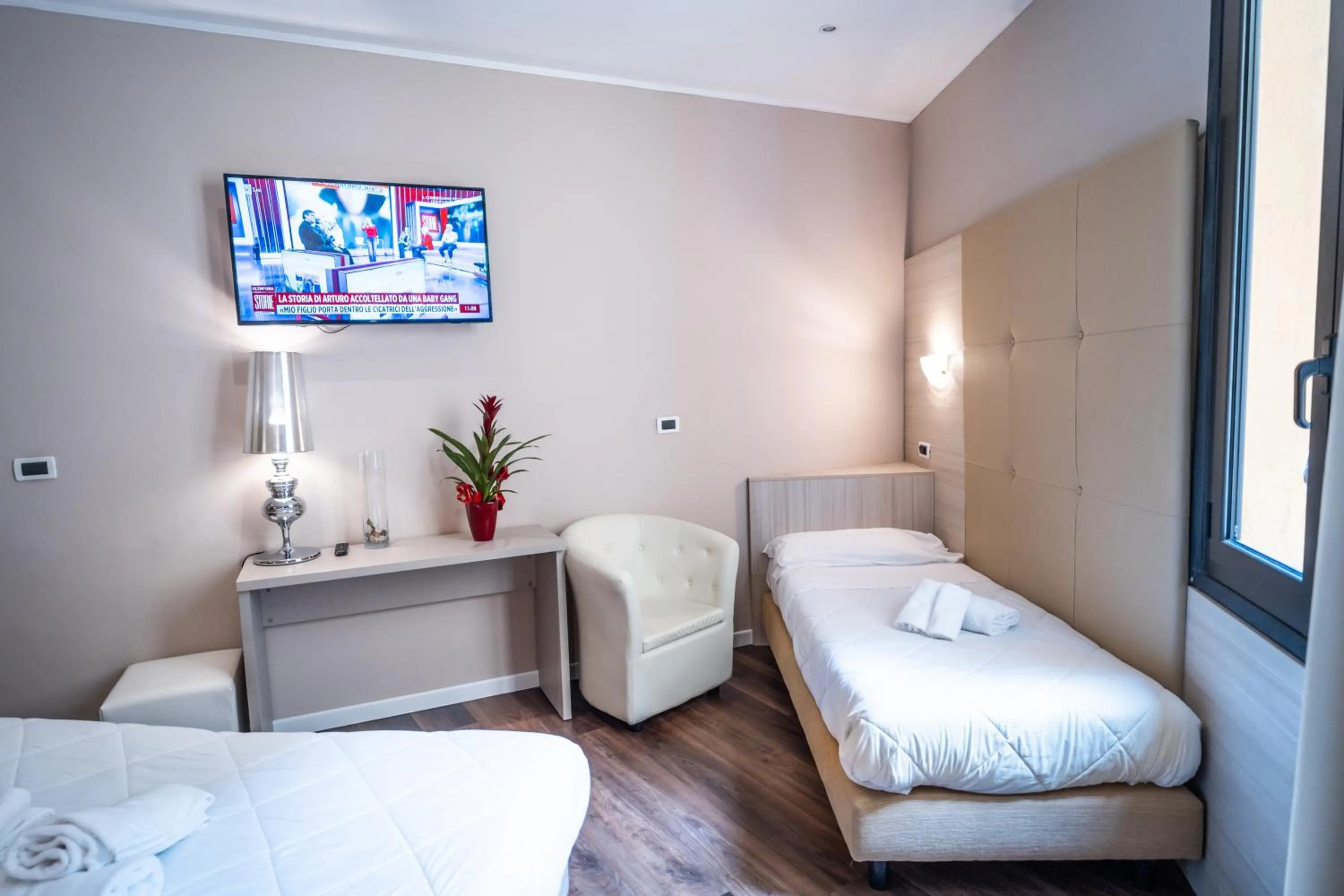 Photo of the whole room, Bed in Hotel Globo Suite-Correnti hotels