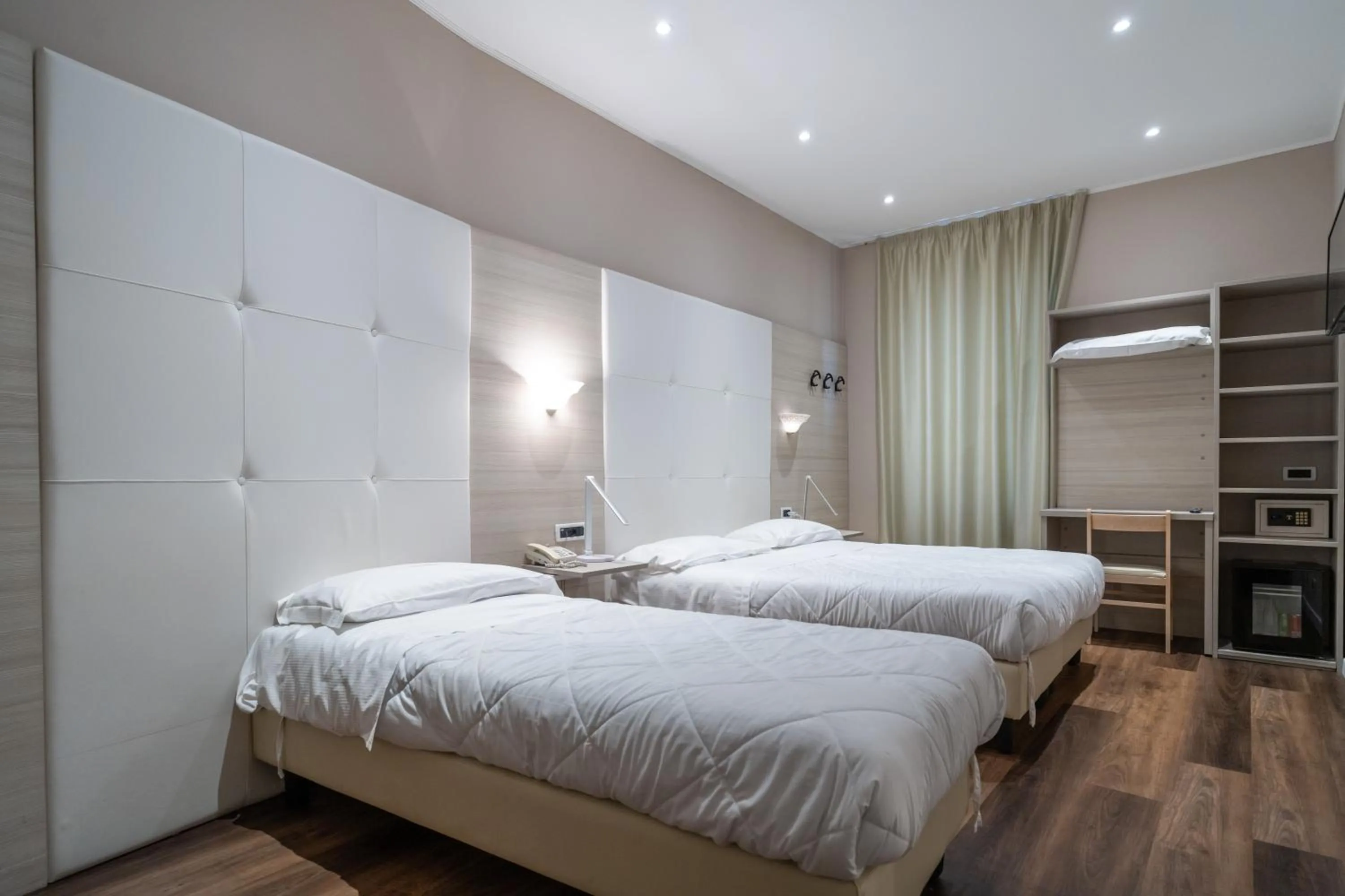 Photo of the whole room, Bed in Hotel Globo Suite-Correnti hotels