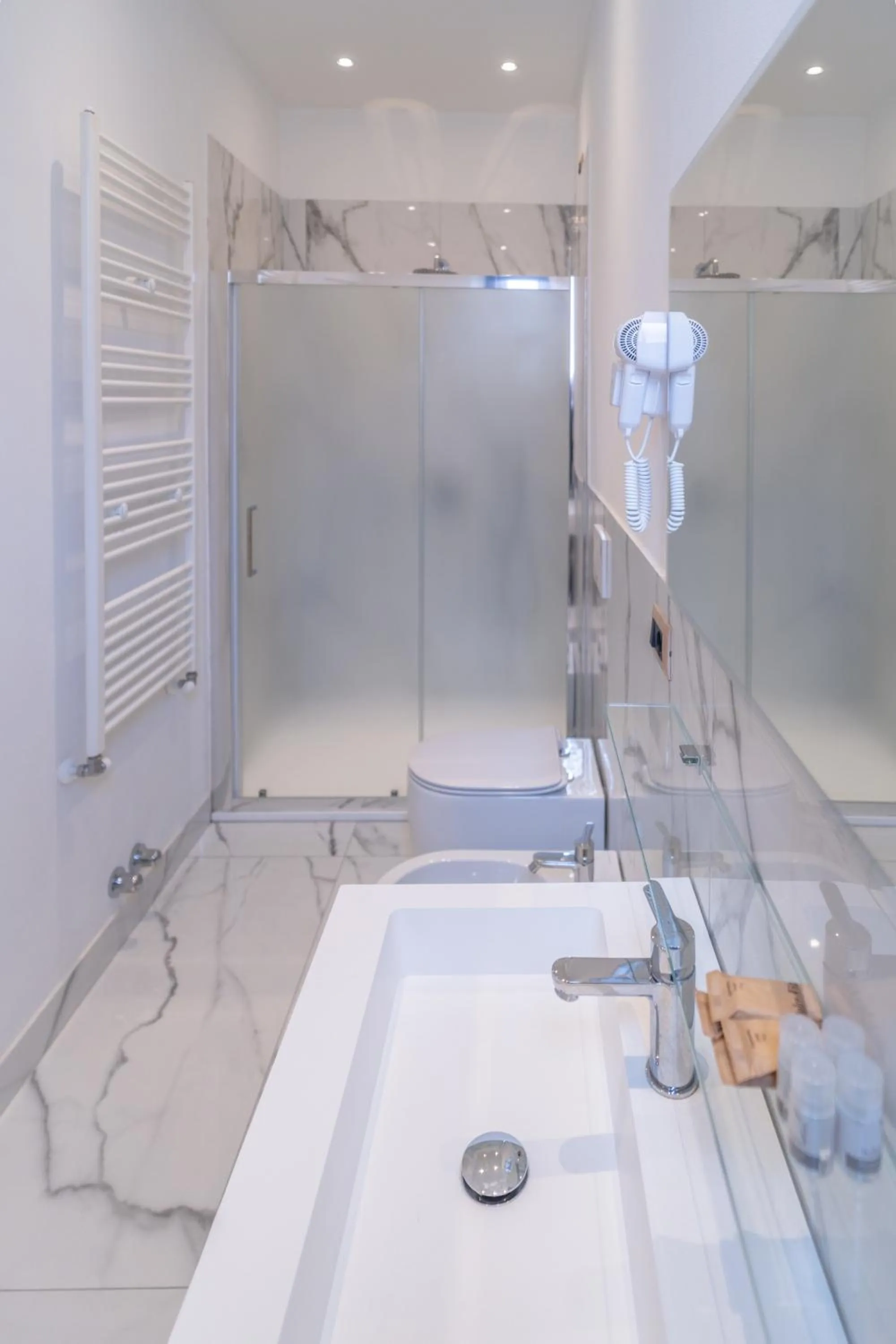 Shower in Hotel Globo Suite-Correnti hotels
