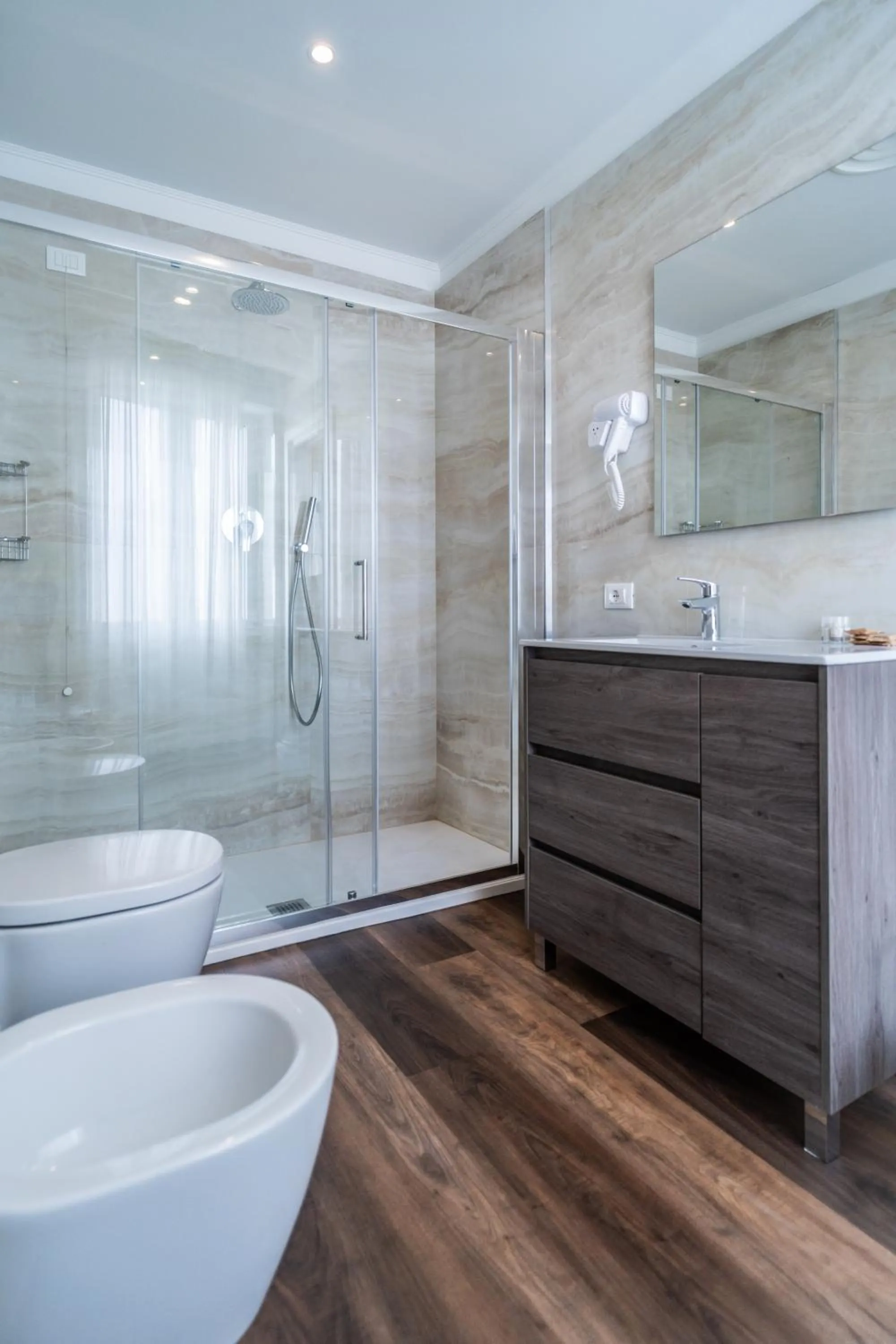 Shower in Hotel Globo Suite-Correnti hotels