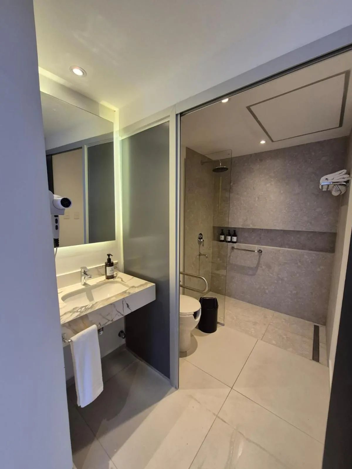 Shower in Divina Tower Apart Hotel