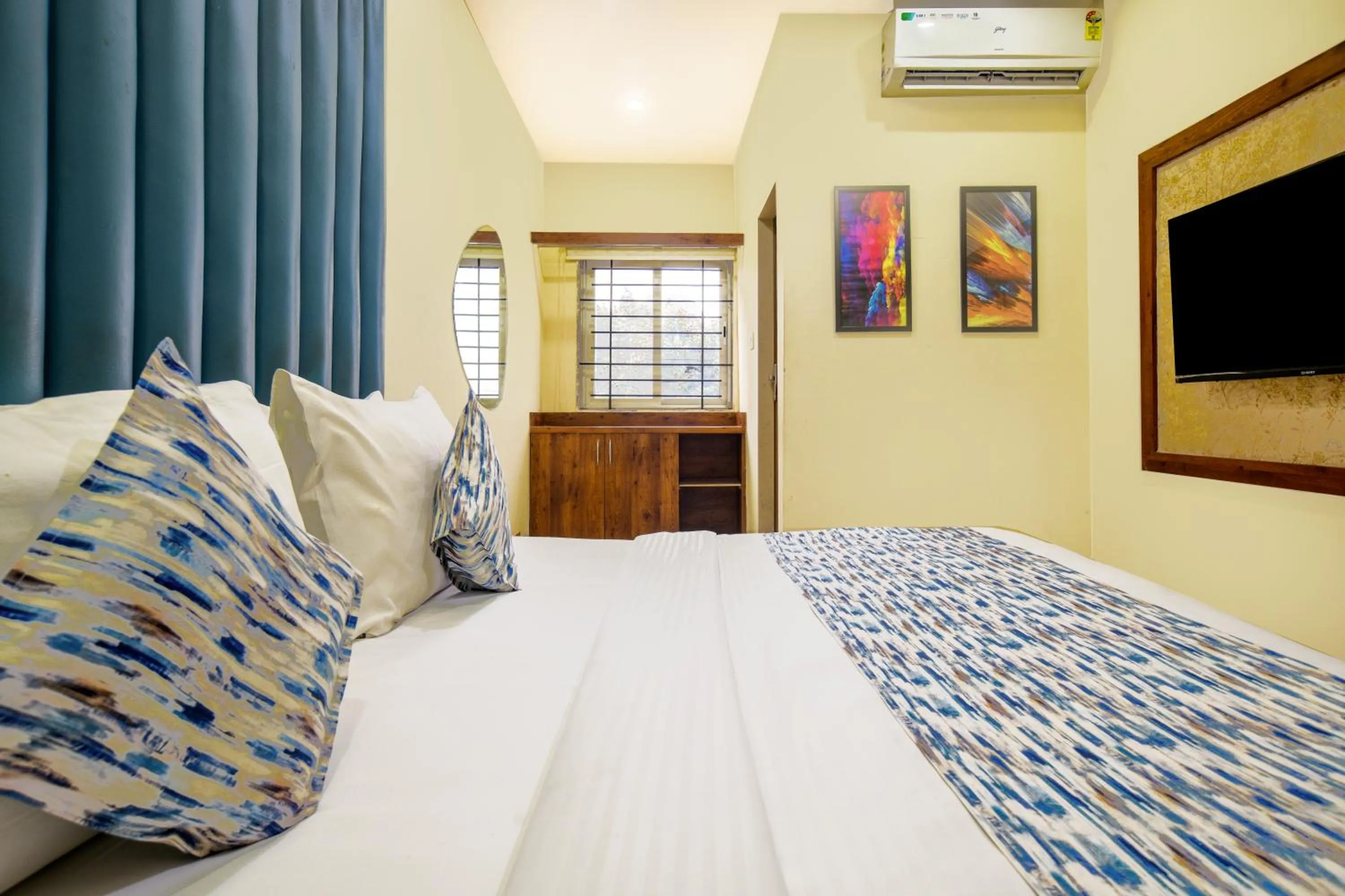 Photo of the whole room, Bed in Hotel One Stay