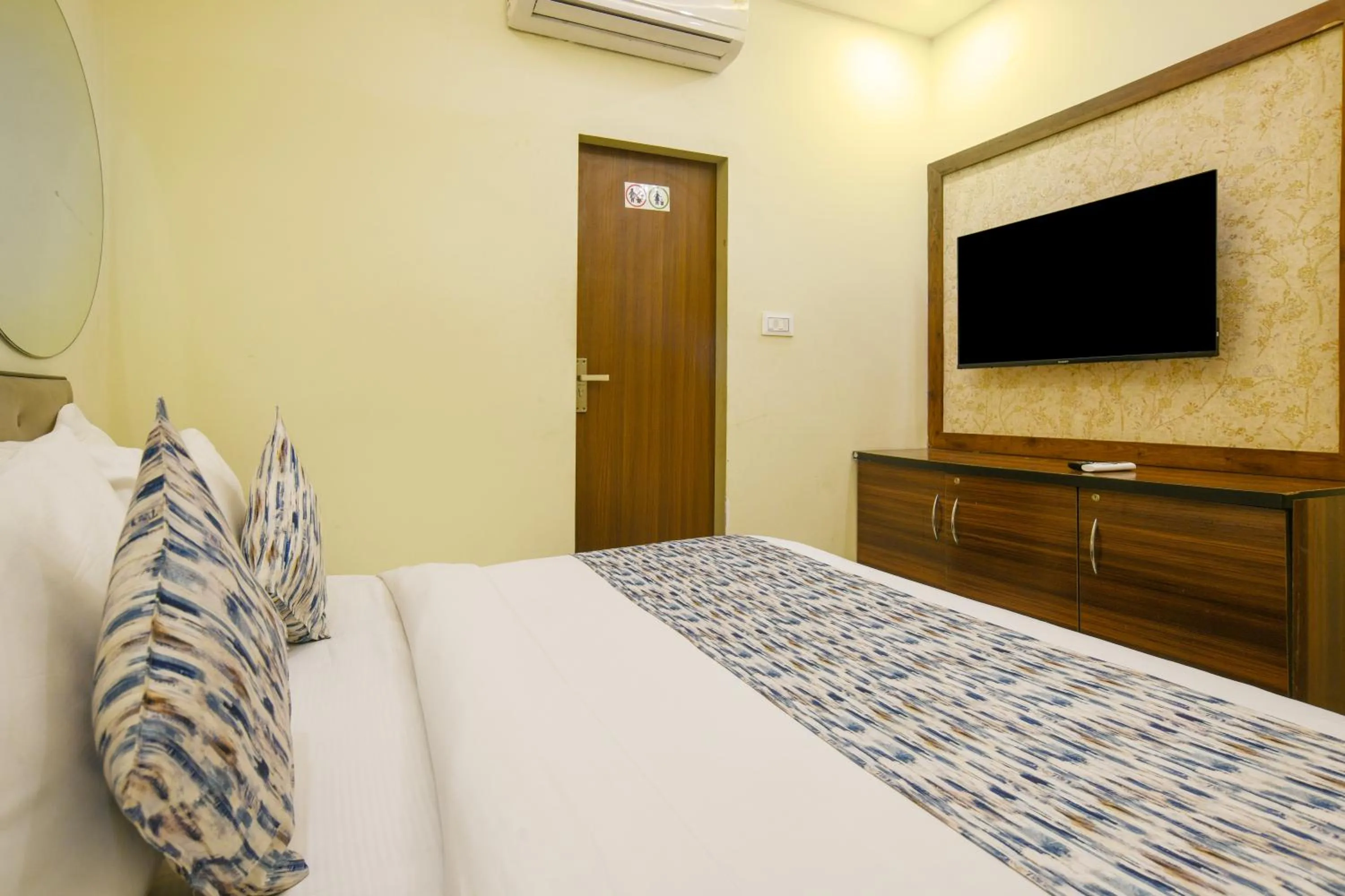 Photo of the whole room, Bed in Hotel One Stay