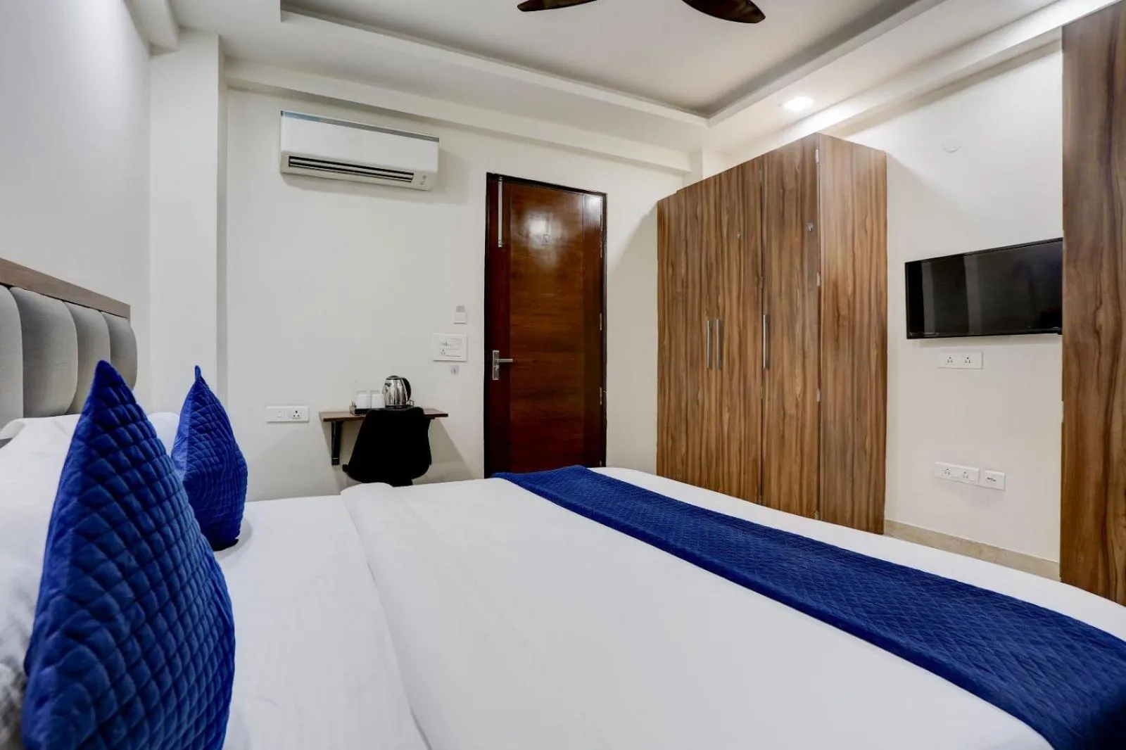 Communal lounge/ TV room, Bed in Hotel Grey Medicity Modern Rooms, Prime Location, Affordable Rates I Near Medanta