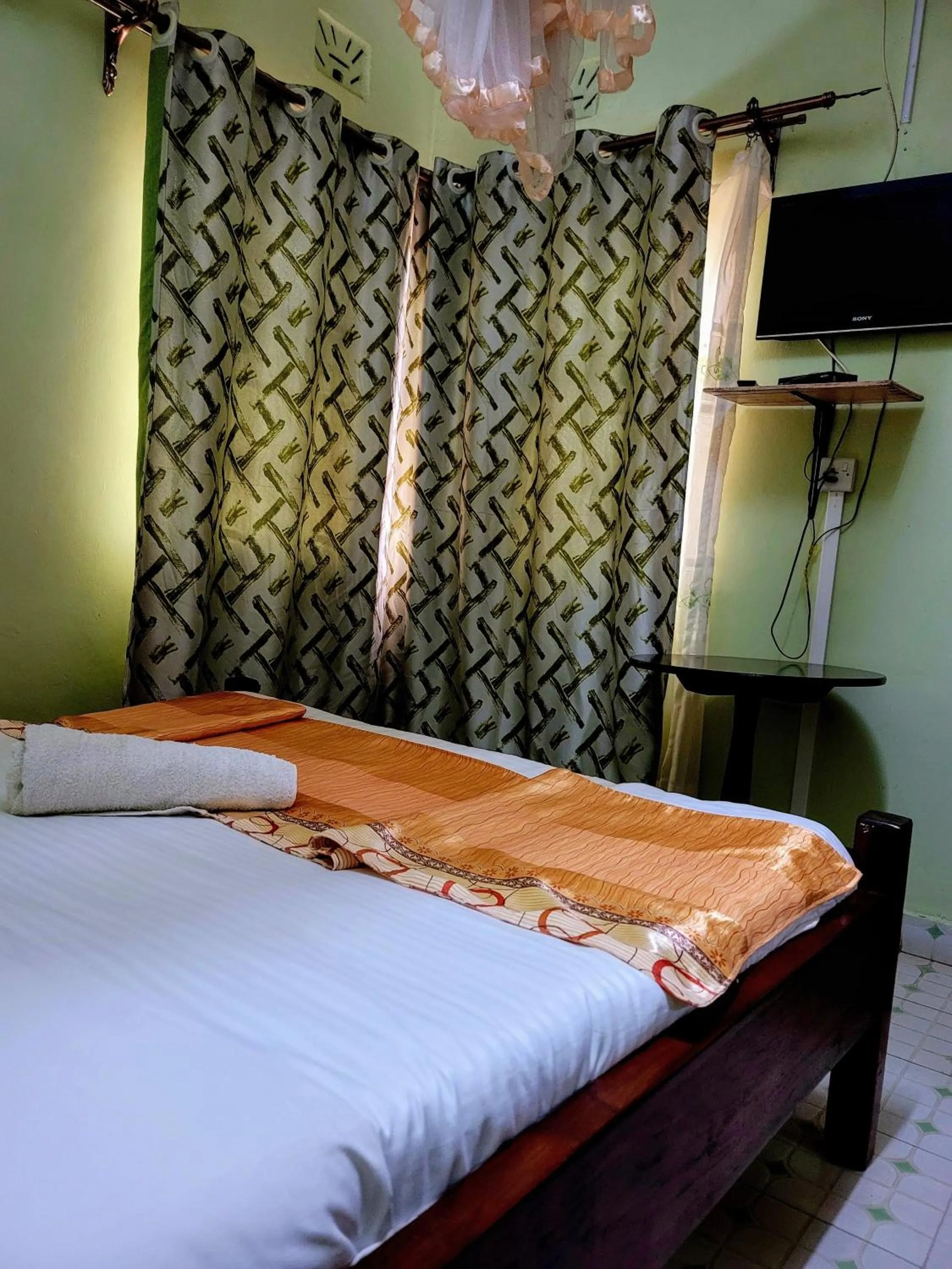 Photo of the whole room, Bed in Apex Resort