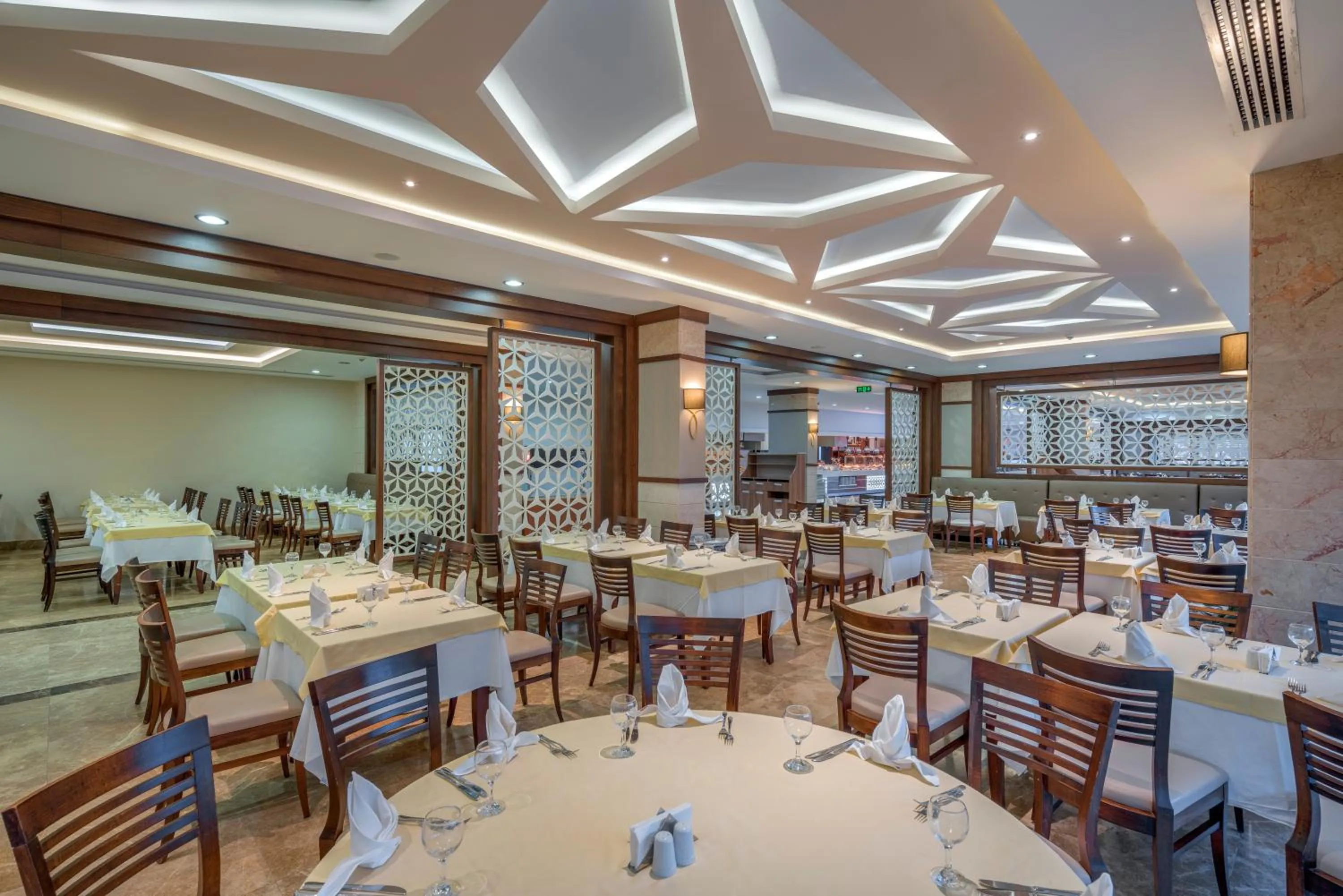 Restaurant/places to eat in Green Max Hotel