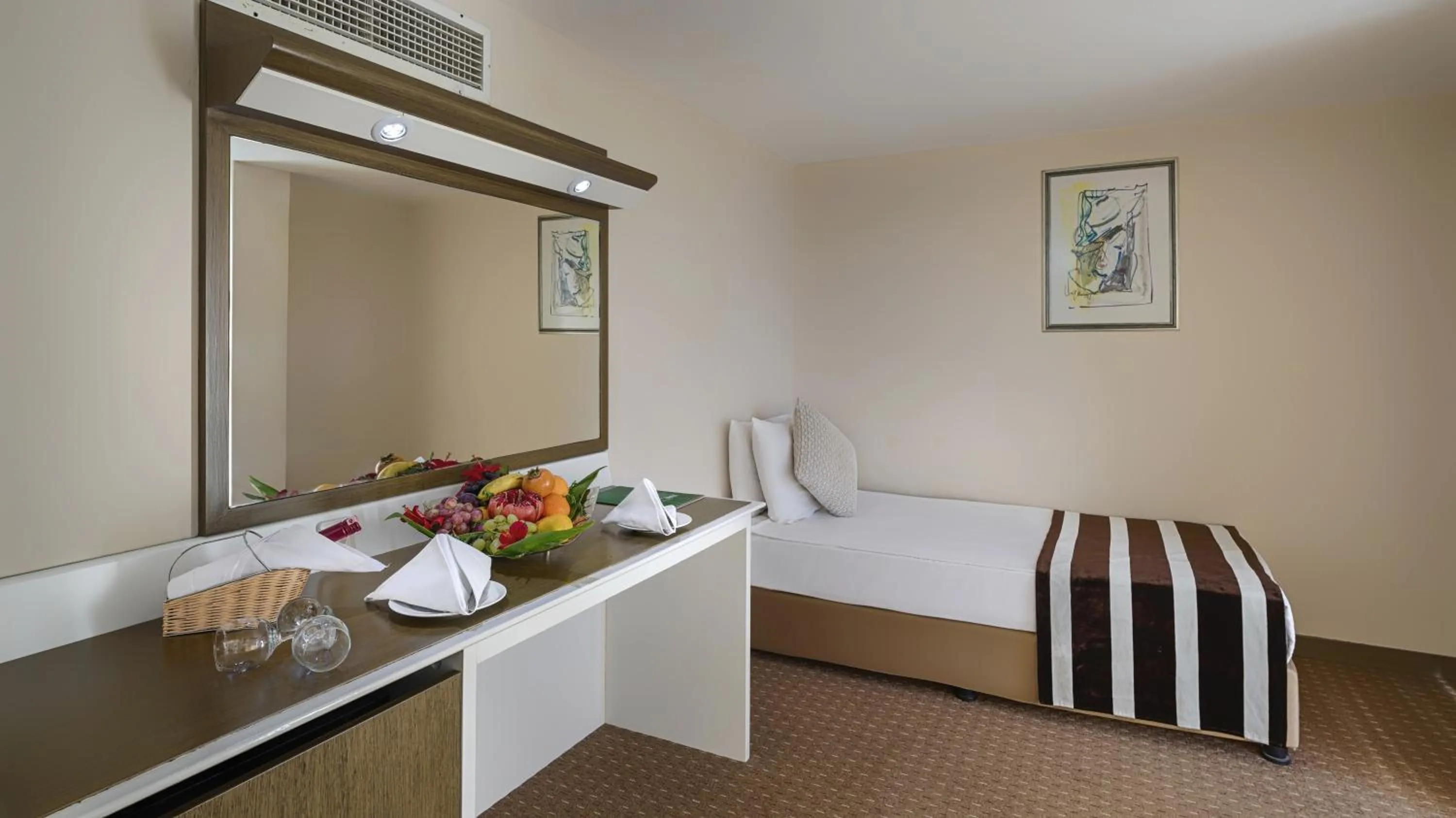 Photo of the whole room, Bed in Green Max Hotel