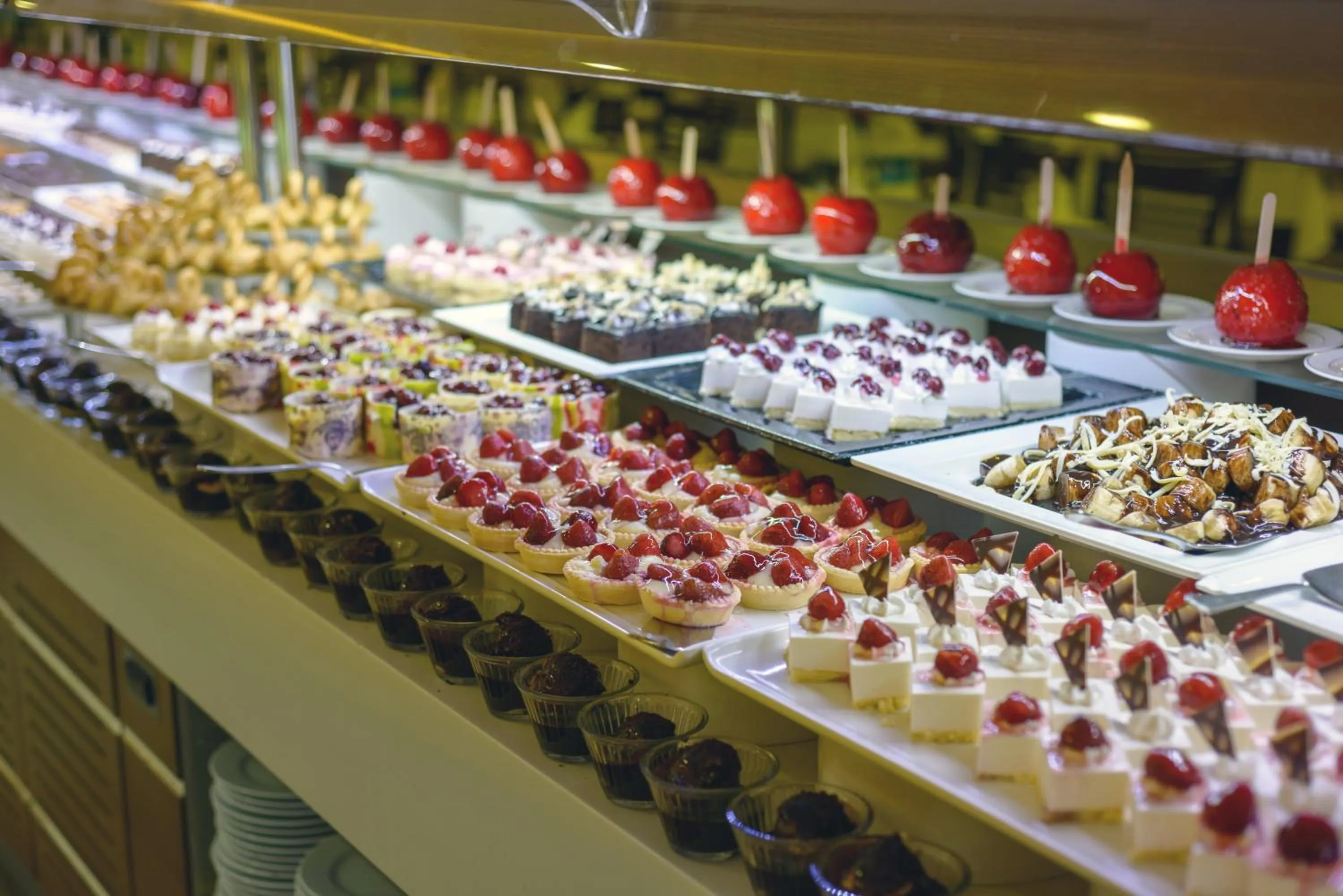 Restaurant/places to eat in Green Max Hotel