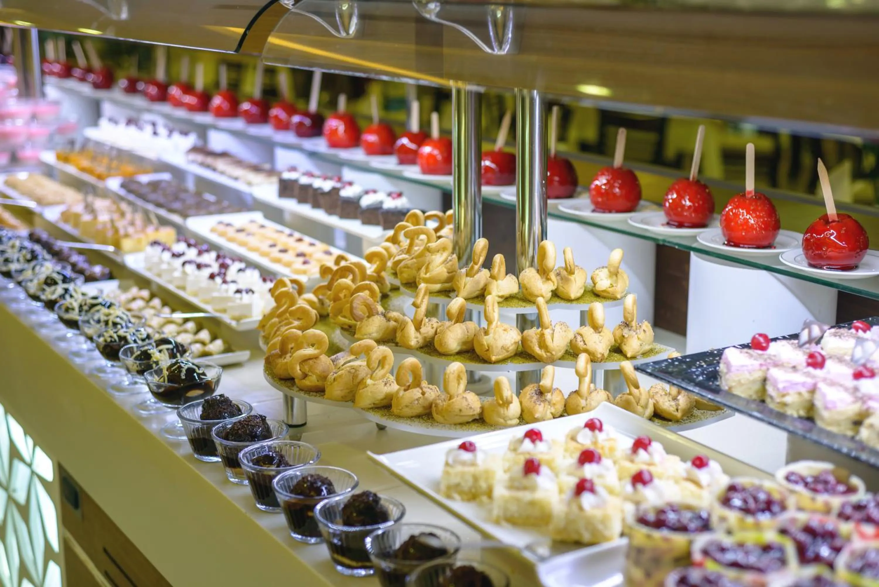 Restaurant/places to eat in Green Max Hotel