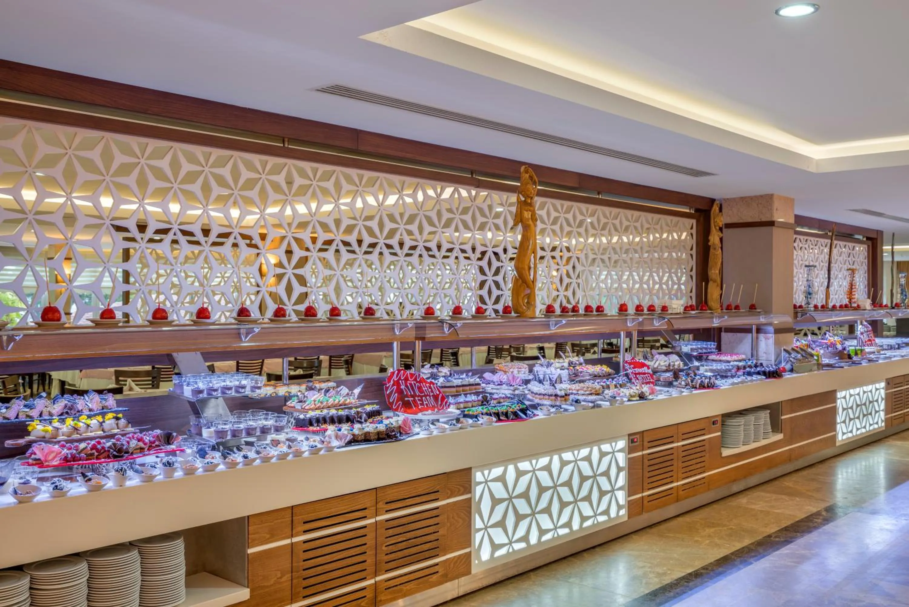 Restaurant/places to eat in Green Max Hotel