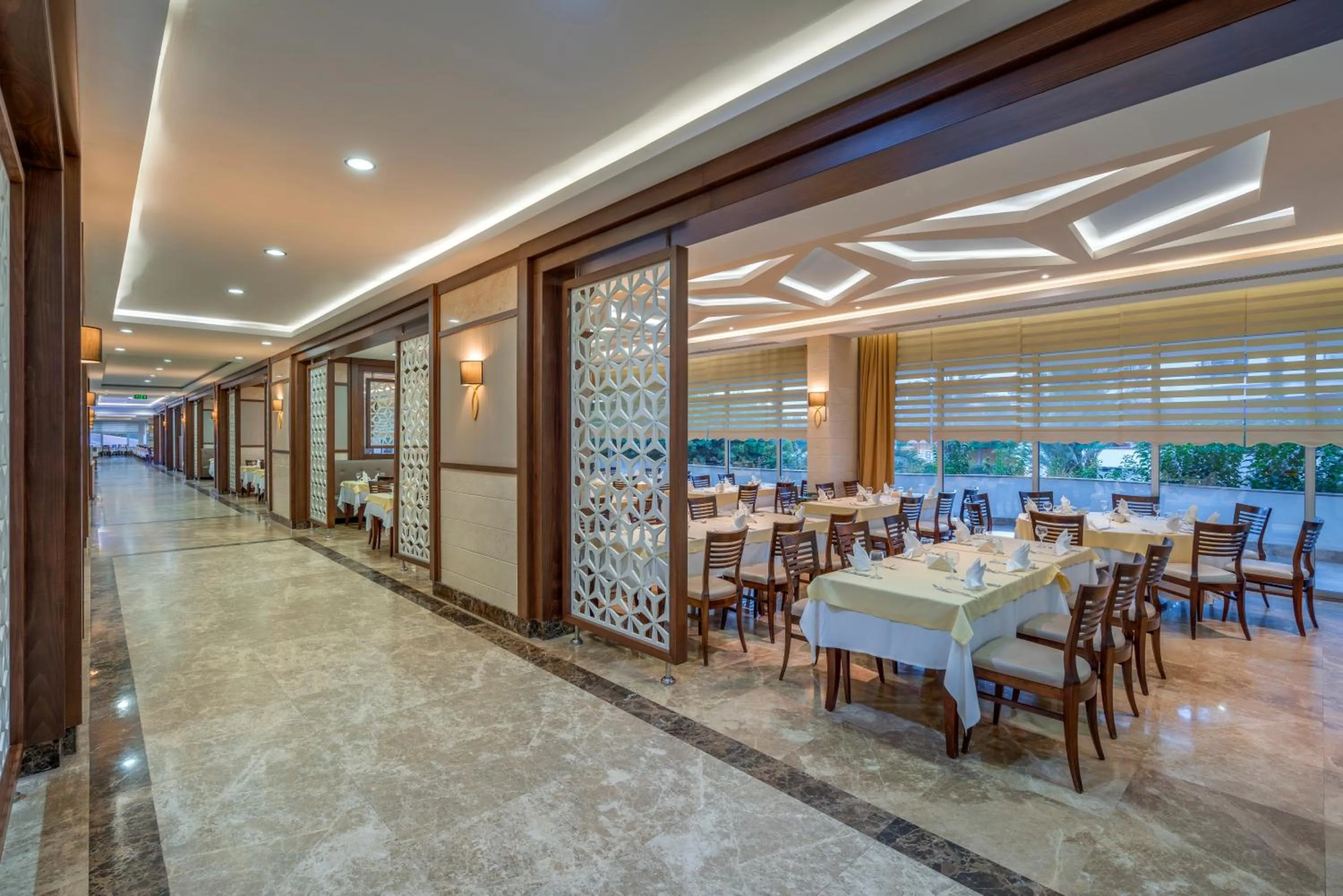 Restaurant/places to eat in Green Max Hotel