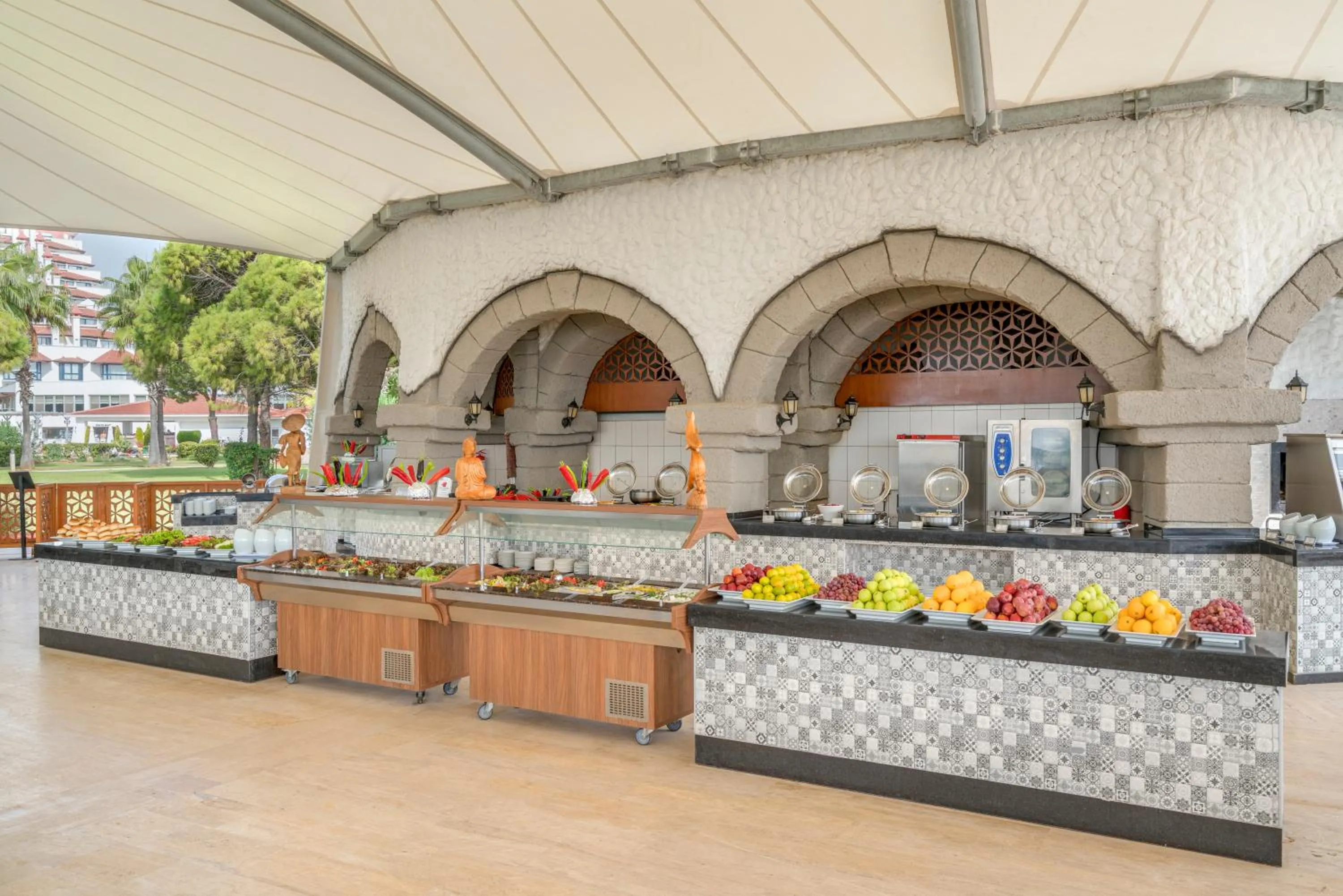 Restaurant/places to eat in Green Max Hotel