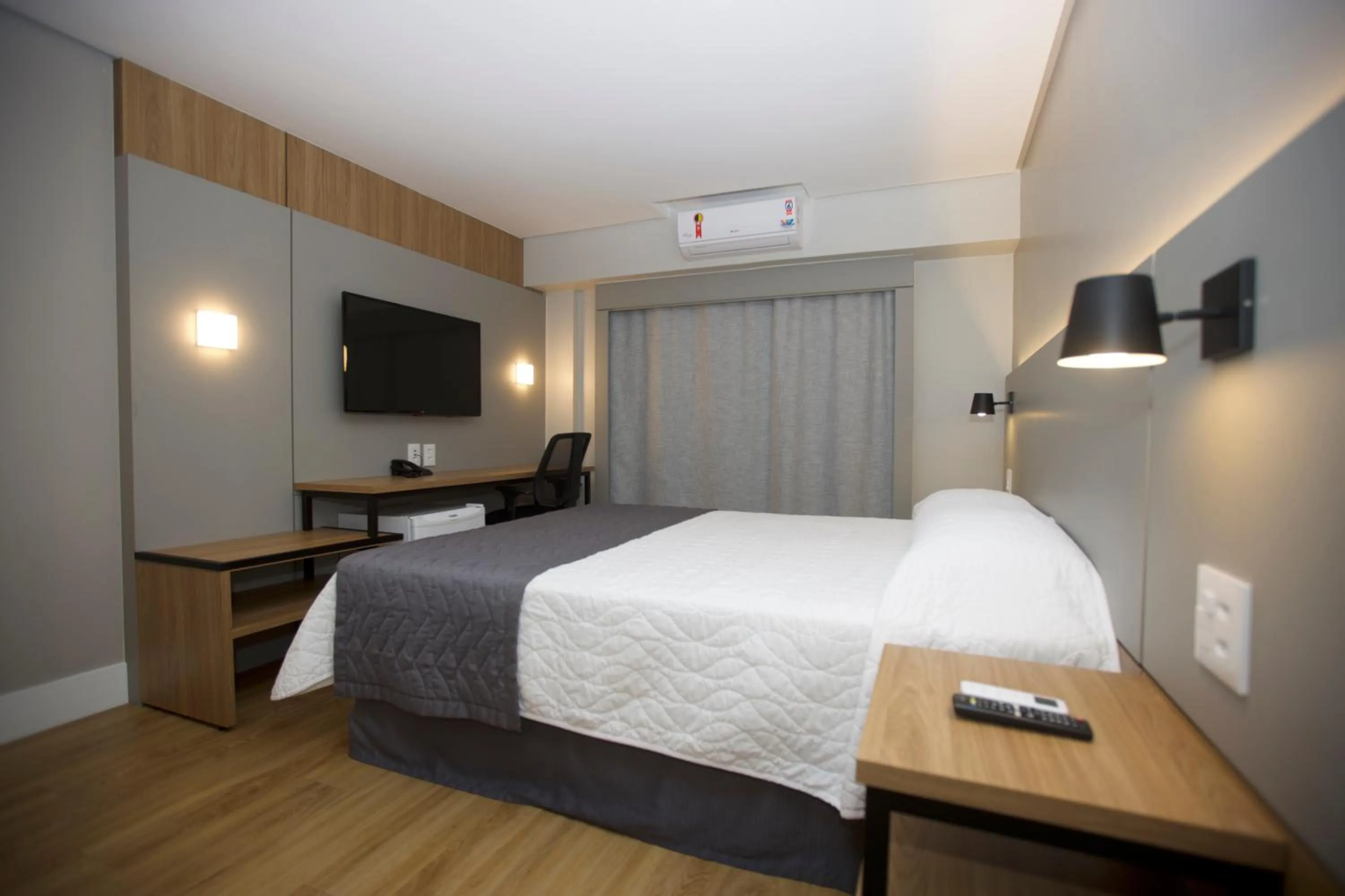 Photo of the whole room, Bed in Mogano Business Hotel- ELETROPOSTO