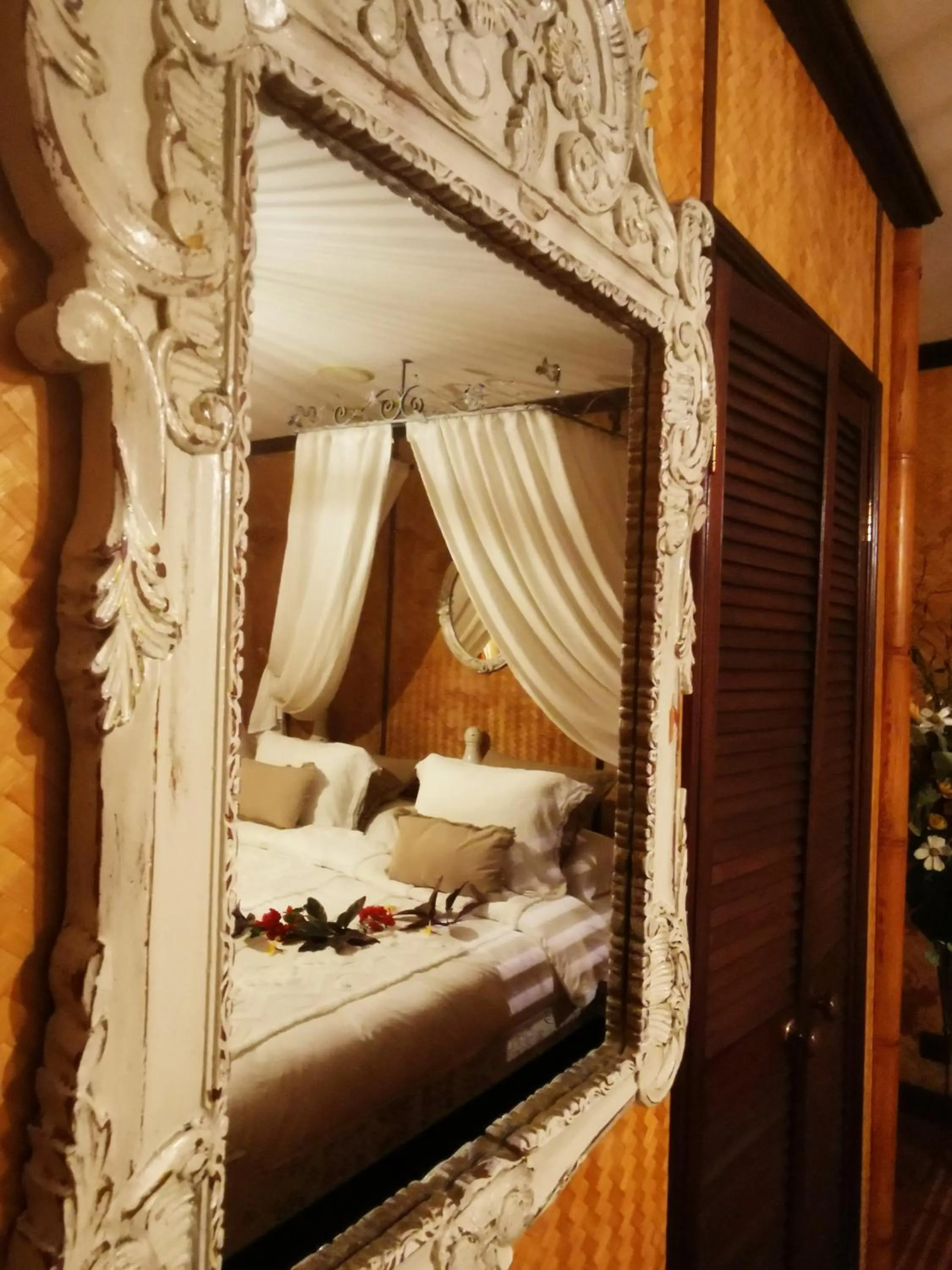 Decorative detail, Bed in Hôtel Fenua Mata'i'oa