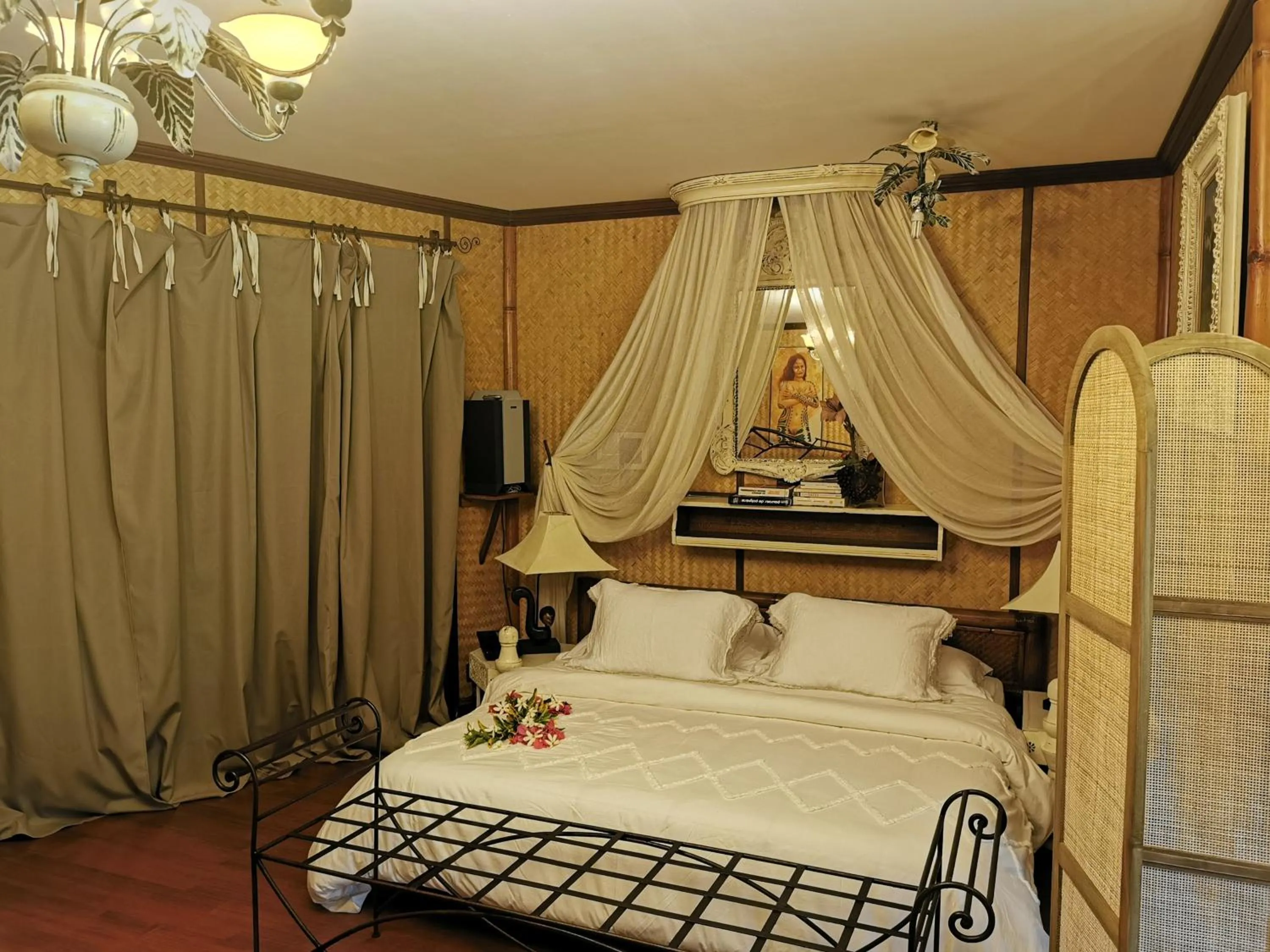 Bed in Hôtel Fenua Mata'i'oa