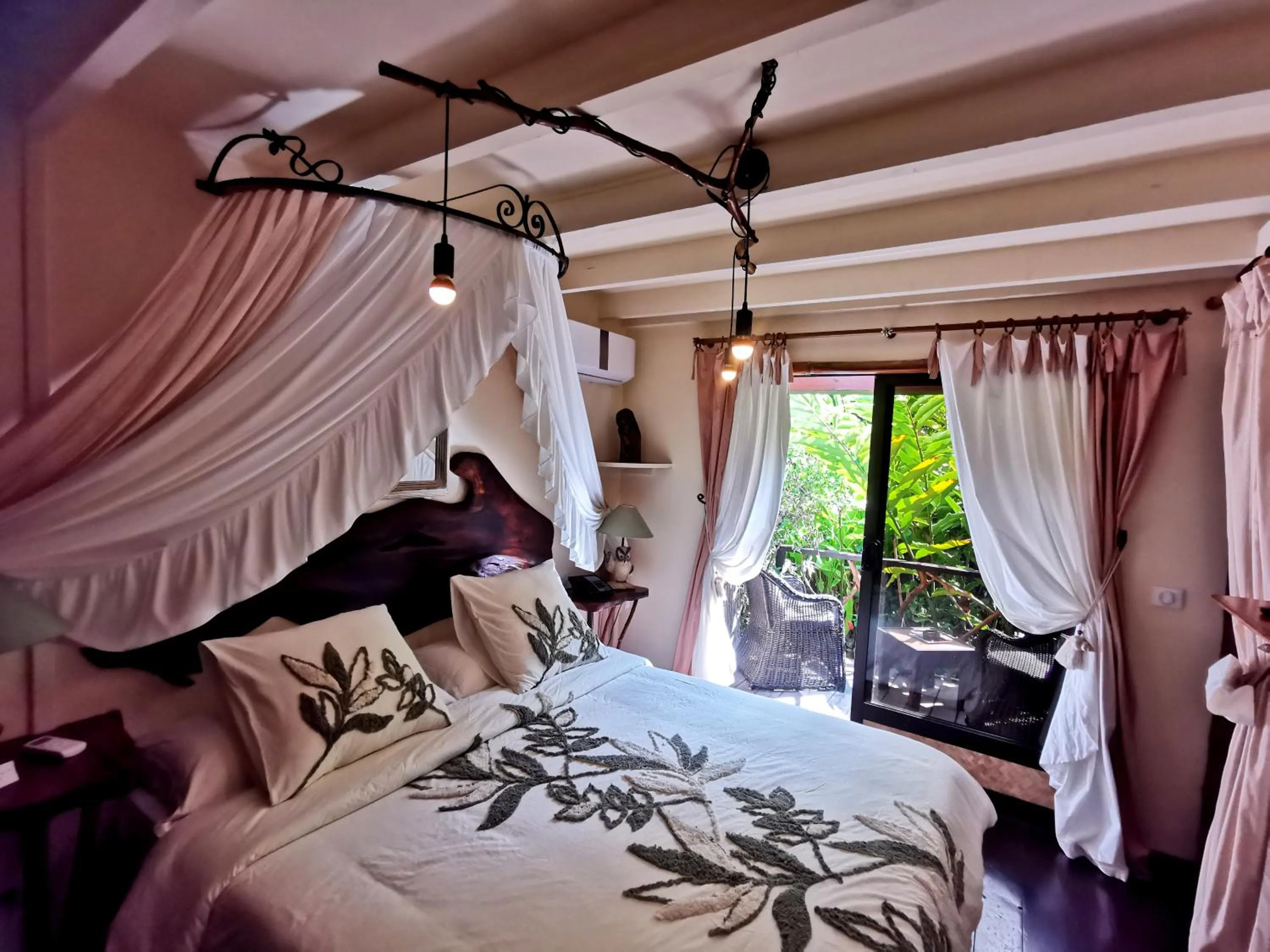 Bedroom, Bed in Hôtel Fenua Mata'i'oa