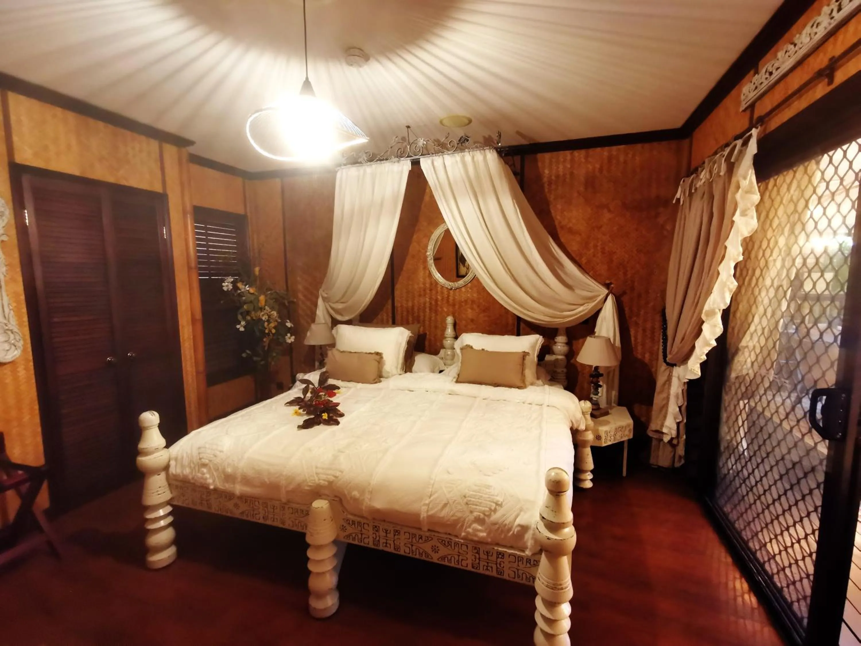 Bed in Hôtel Fenua Mata'i'oa