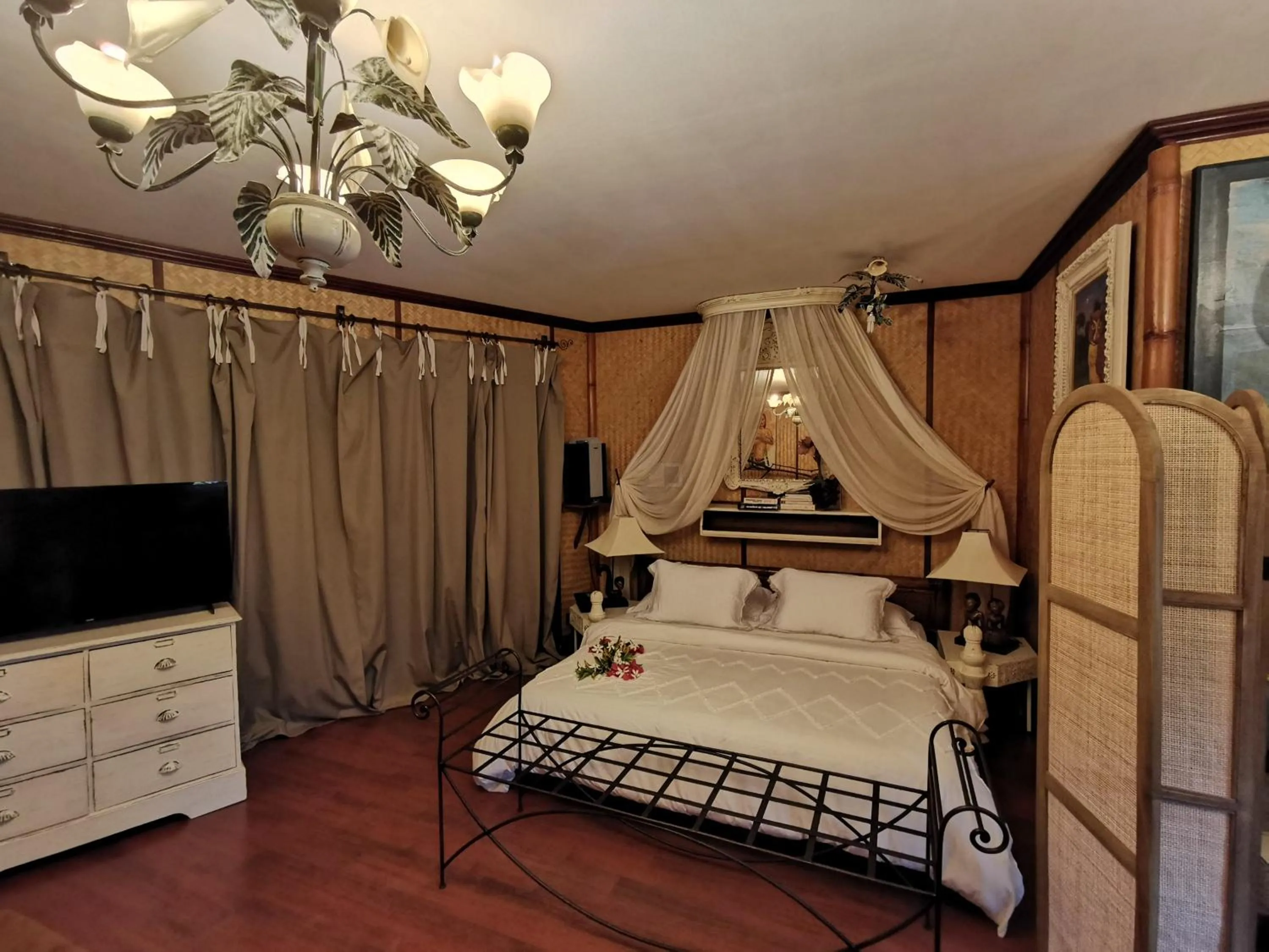 Bed in Hôtel Fenua Mata'i'oa