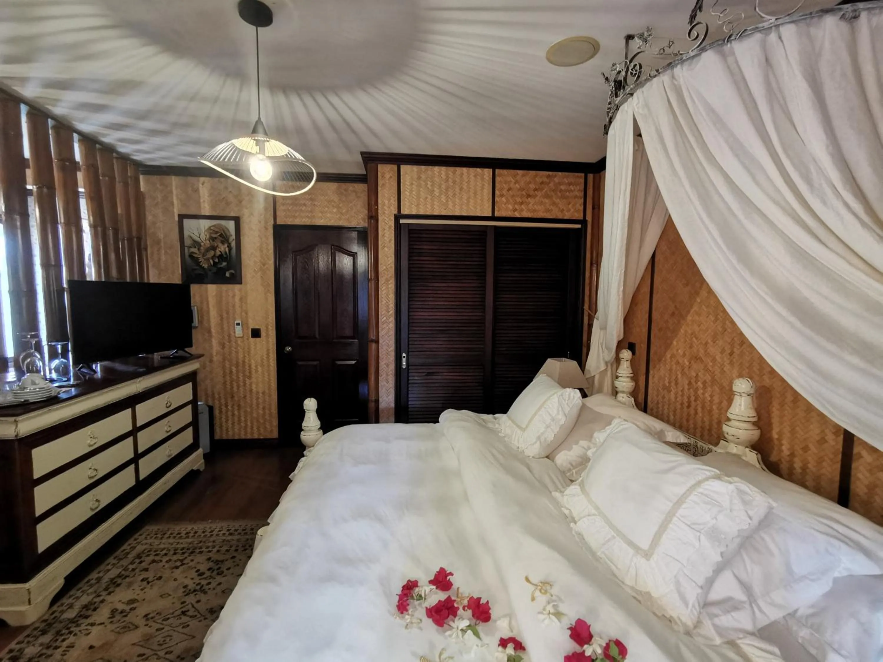 Bedroom, Bed in Hôtel Fenua Mata'i'oa