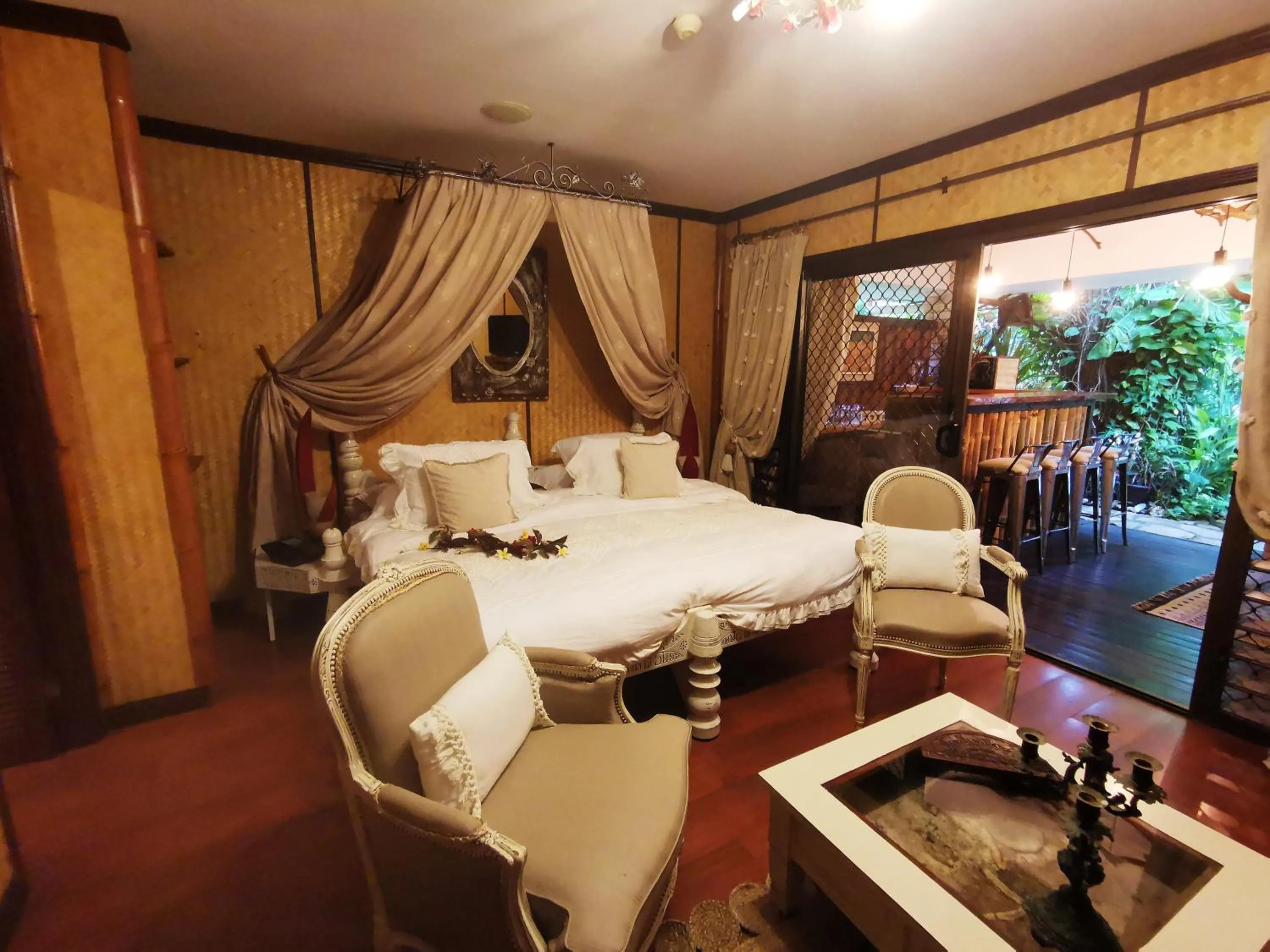 Photo of the whole room, Bed in Hôtel Fenua Mata'i'oa