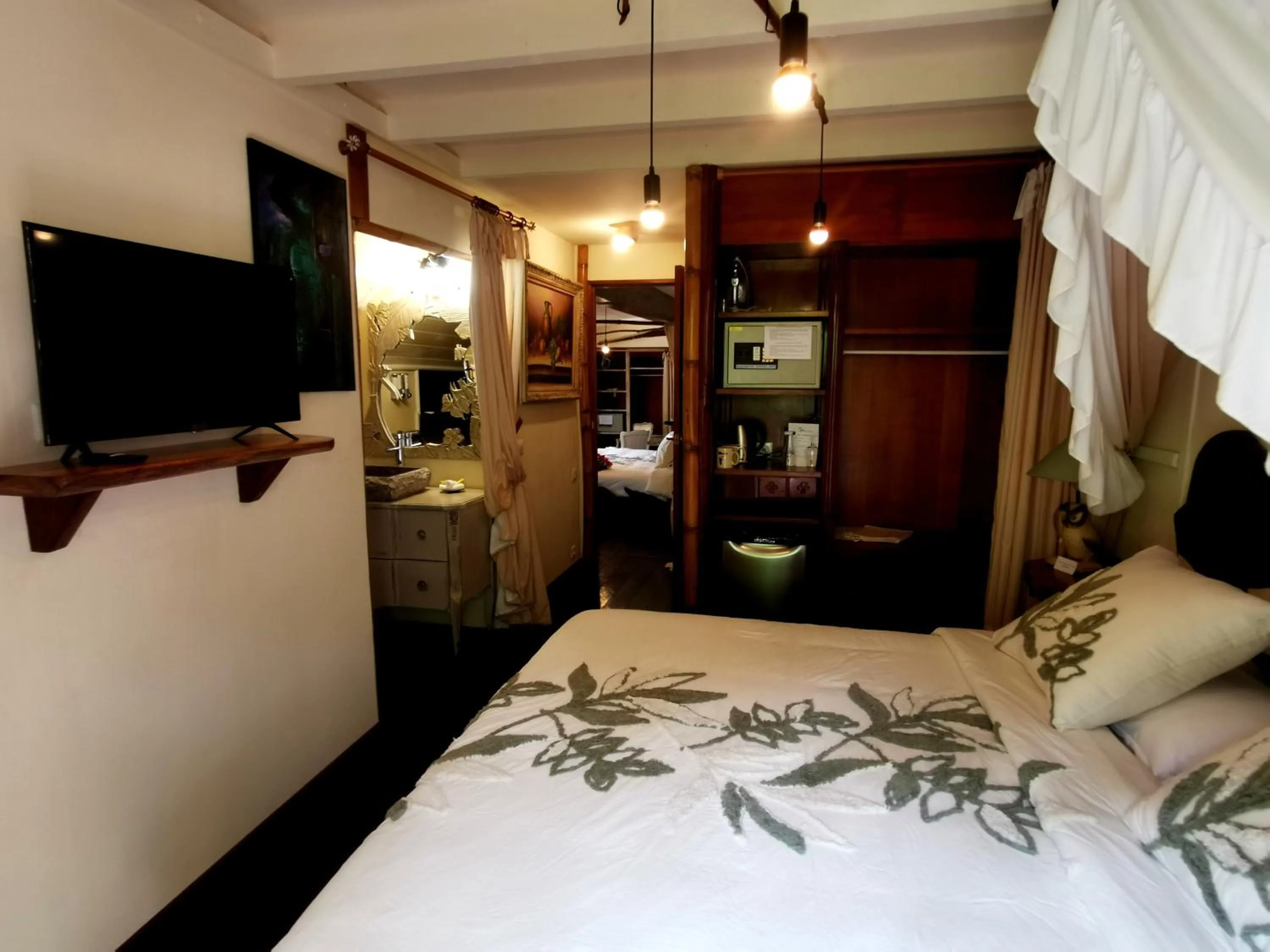 Bedroom, Bed in Hôtel Fenua Mata'i'oa