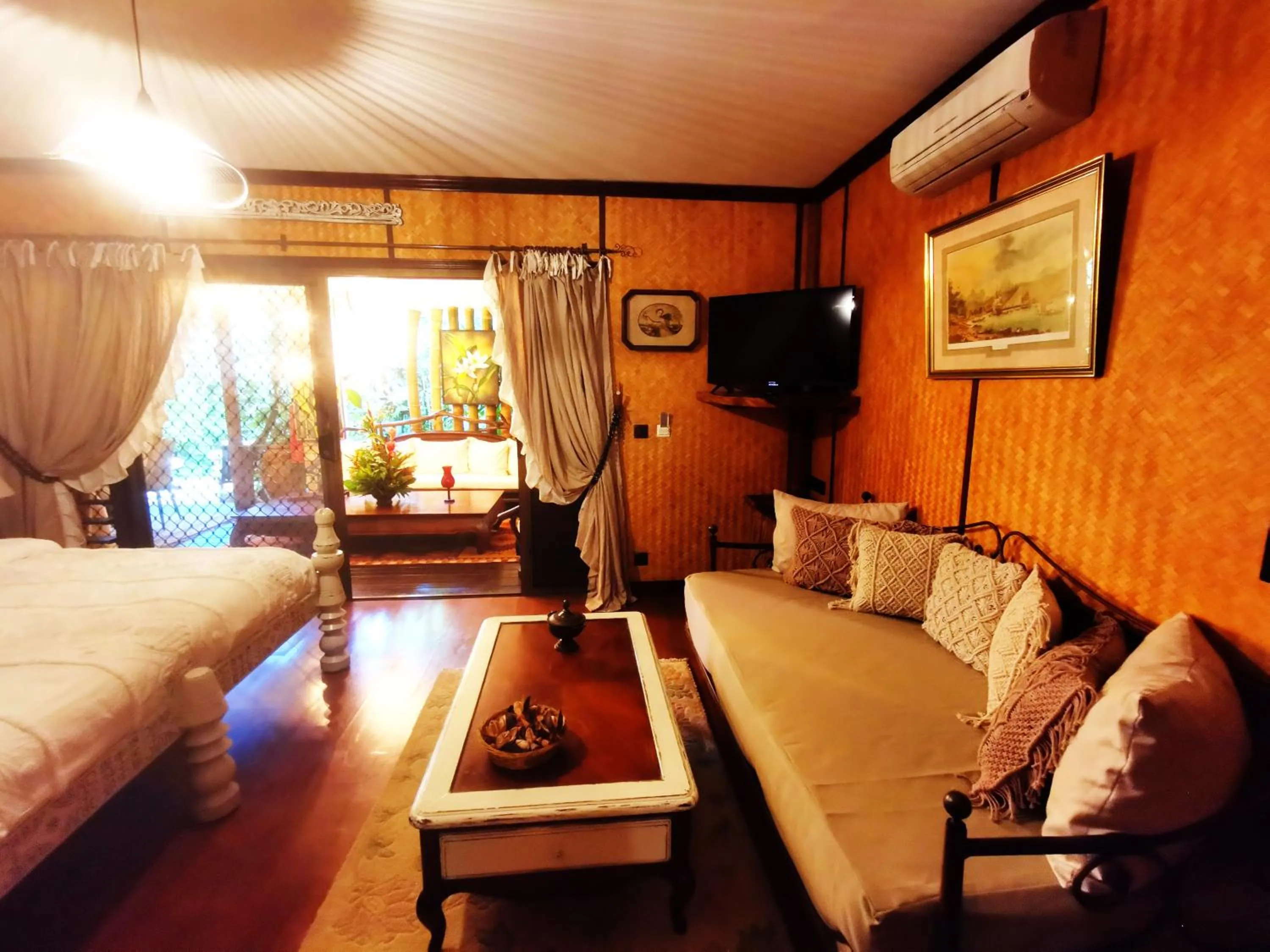Seating area, Bed in Hôtel Fenua Mata'i'oa