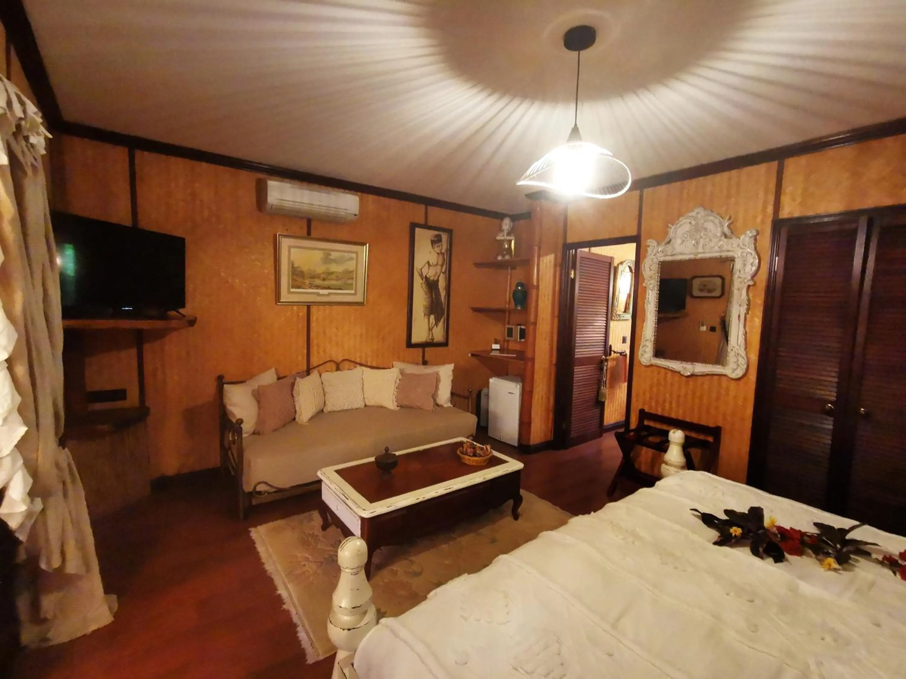 Seating area, Bed in Hôtel Fenua Mata'i'oa