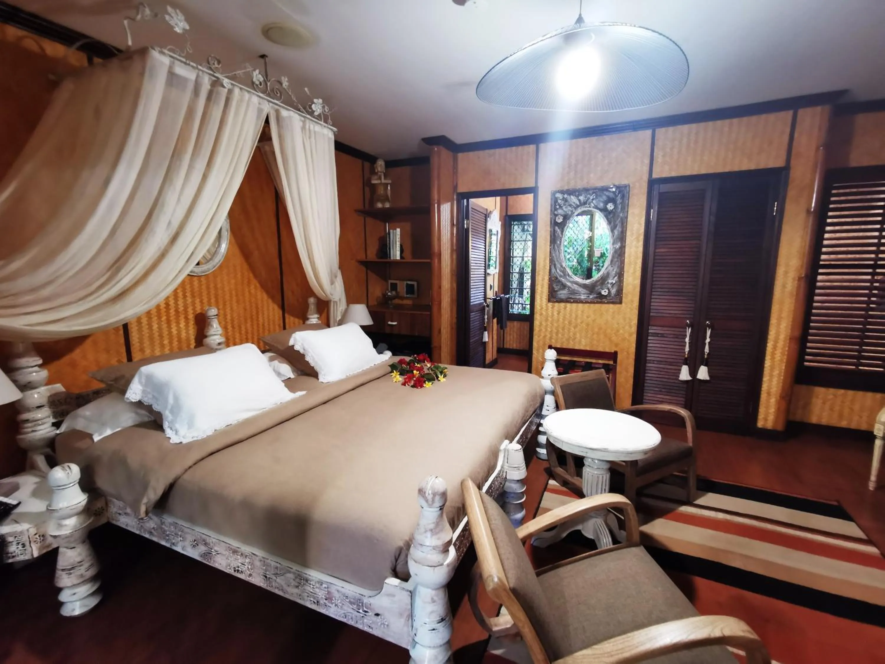 Bed in Hôtel Fenua Mata'i'oa