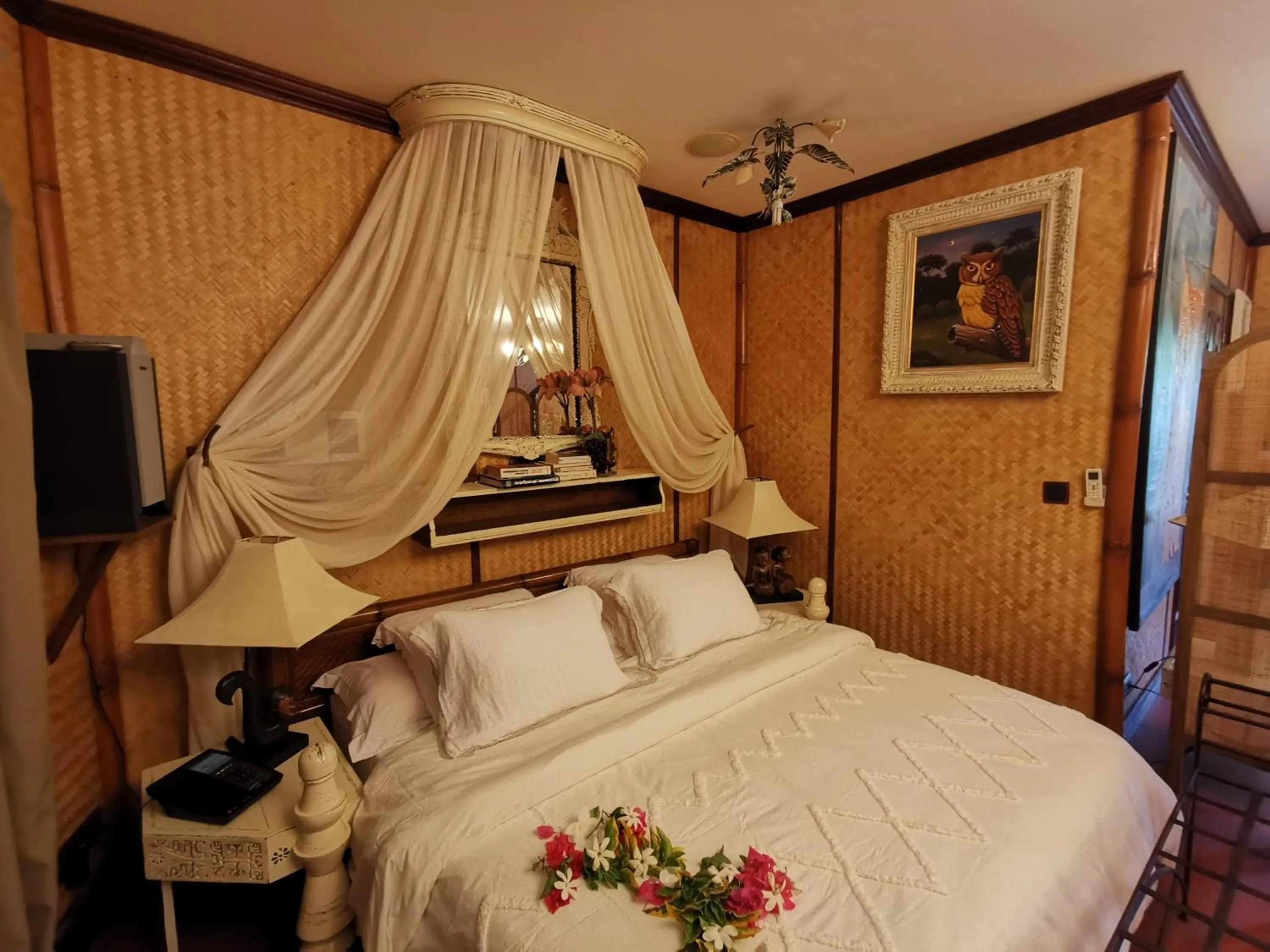 Bedroom, Bed in Hôtel Fenua Mata'i'oa