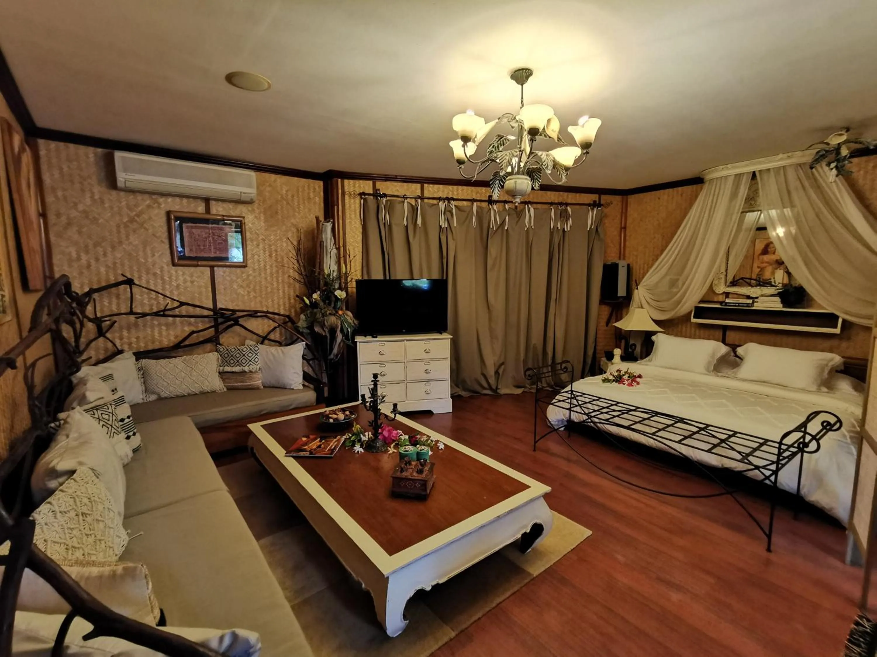 Photo of the whole room, Bed in Hôtel Fenua Mata'i'oa